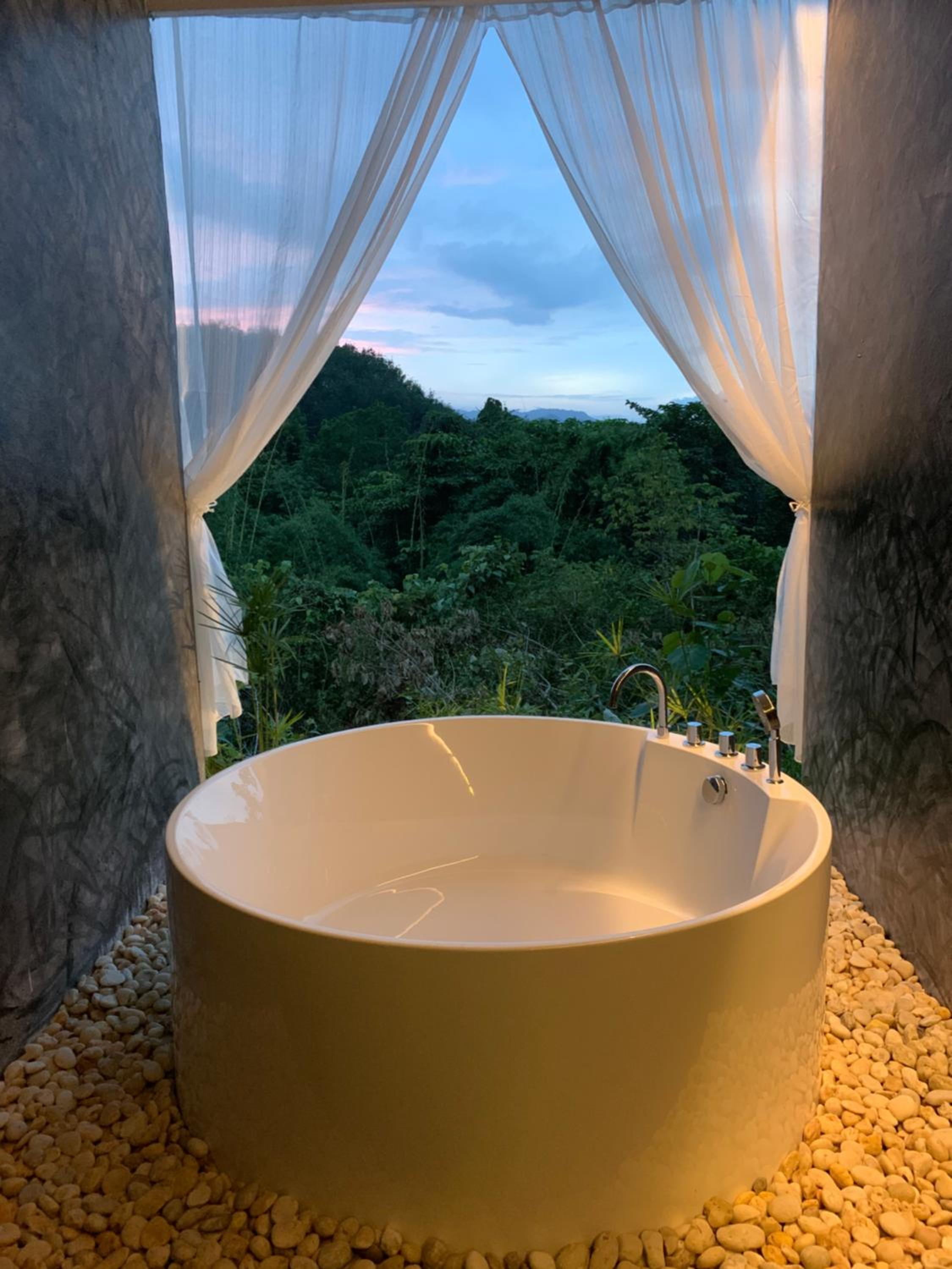 Suite with bath tub - Photo 10