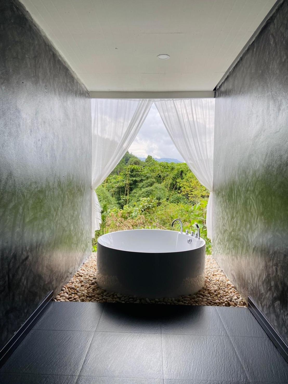 Suite with bath tub - Photo 9
