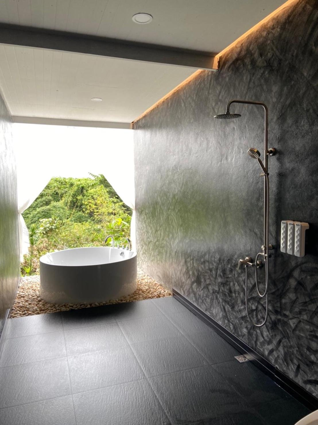 Suite with bath tub - Photo 8