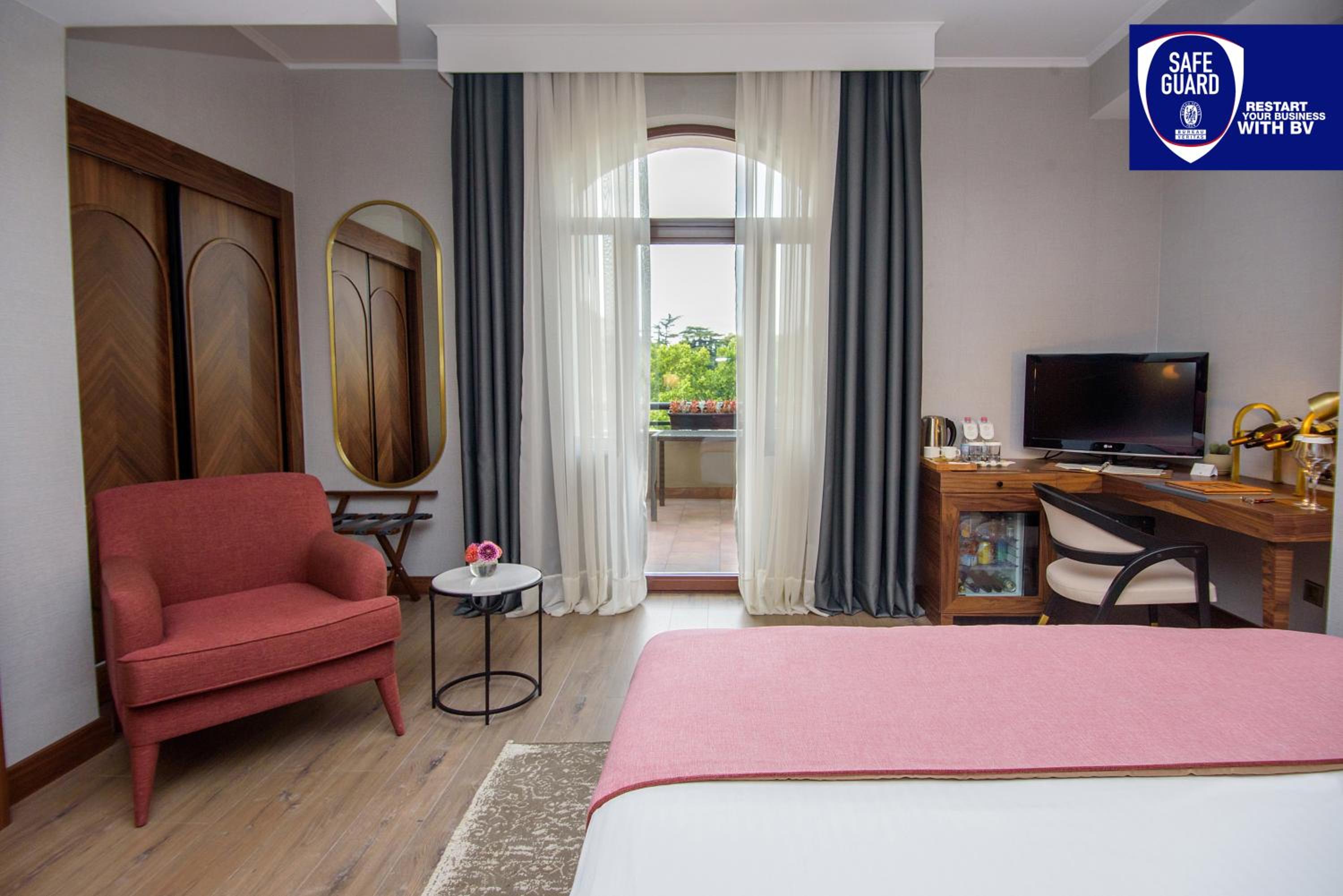 Deluxe Double Room with Balcony photo 1