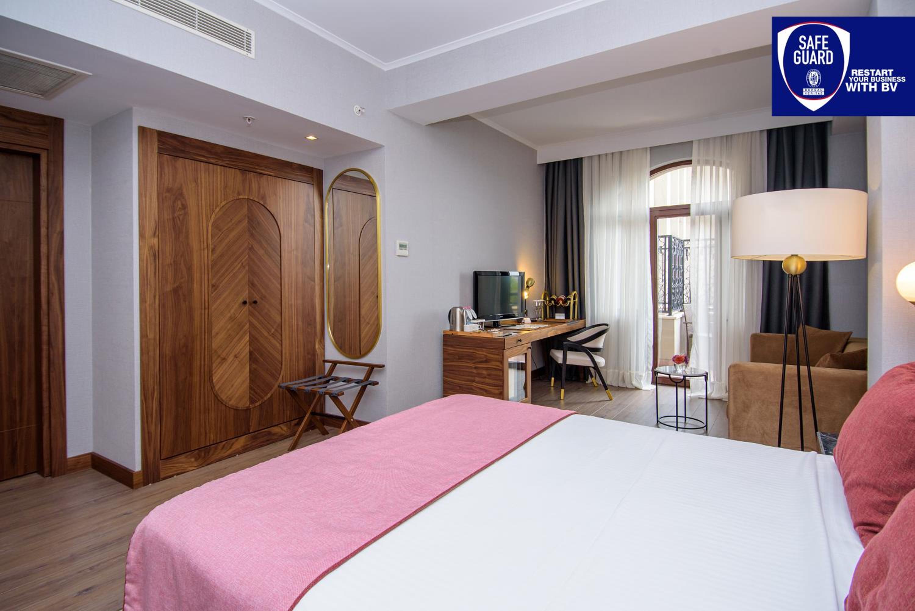 Superior Double Room with Balcony and City View photo 1