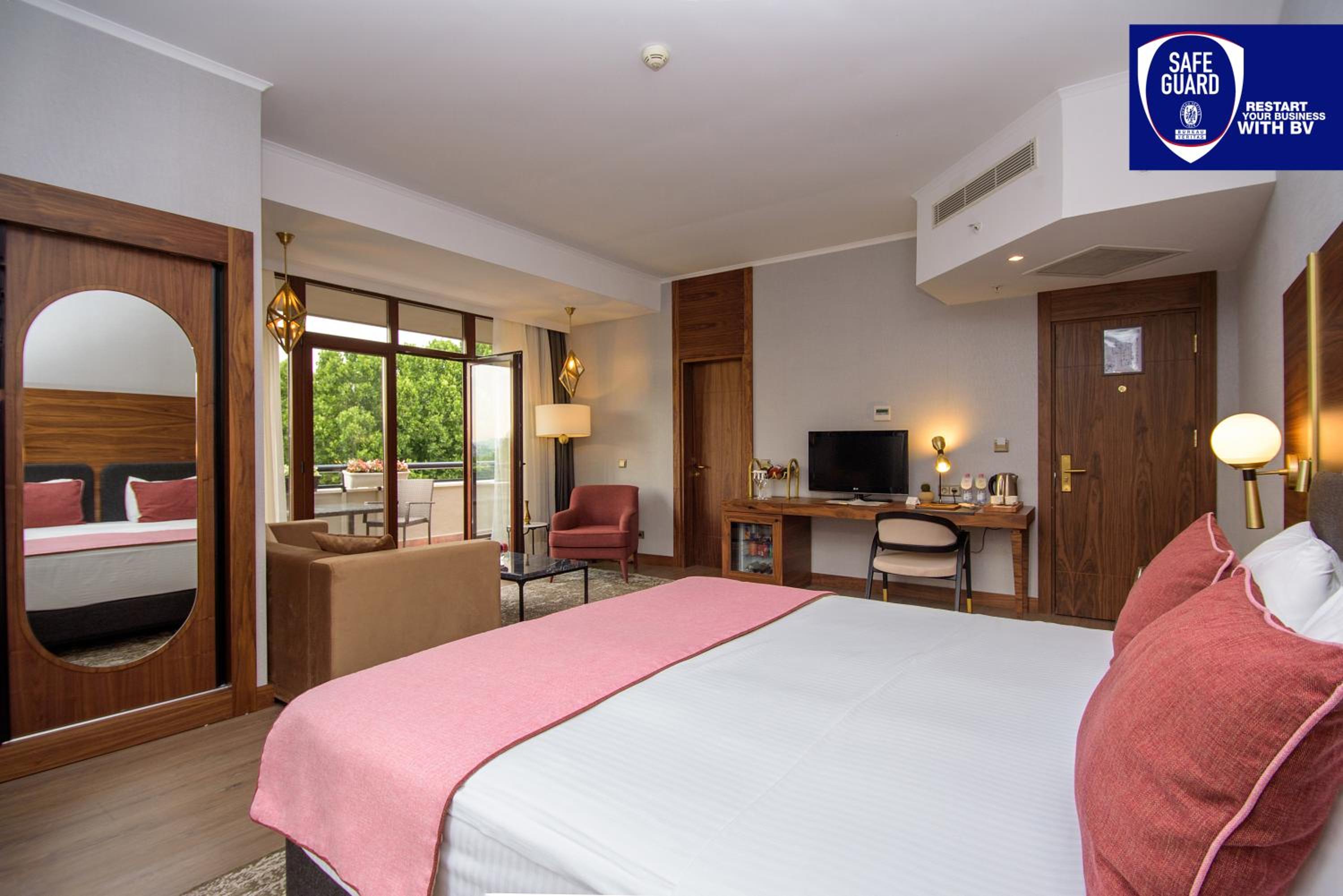 Superior Double Room with Balcony and City View photo 2