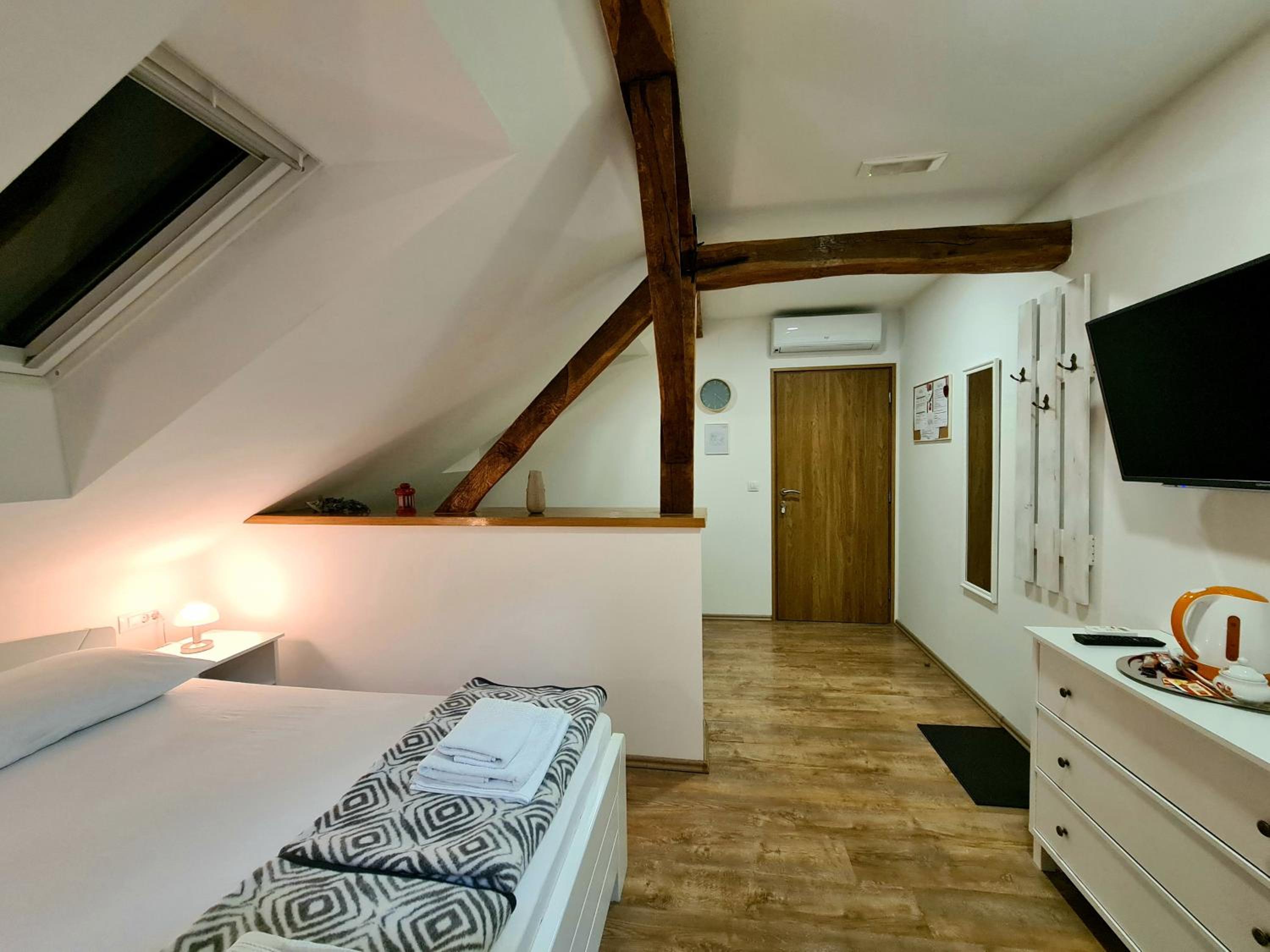 Double Room with Private Bathroom - Photo 8