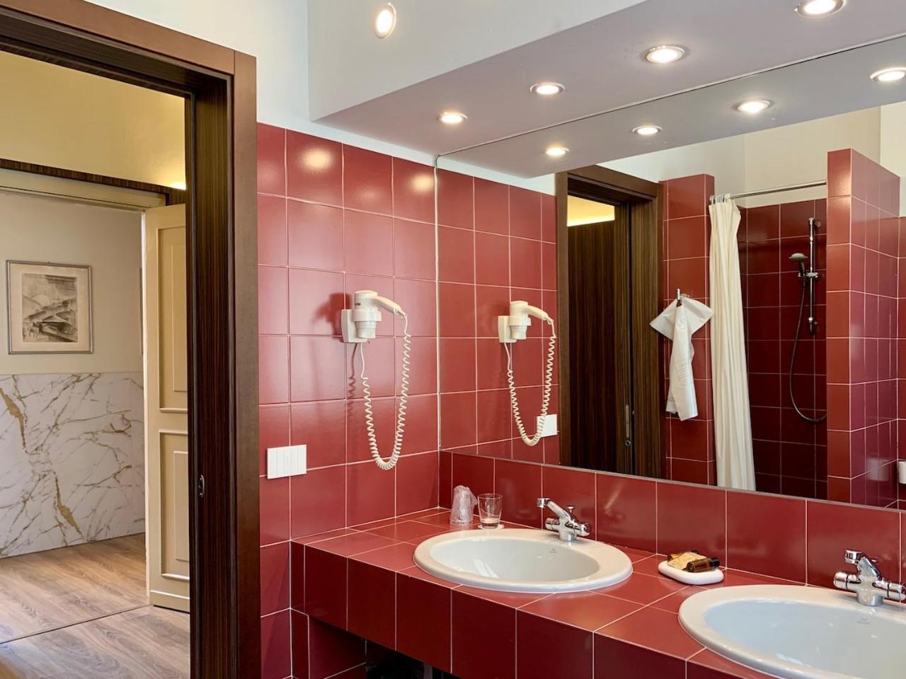 Deluxe Room - Photo 10