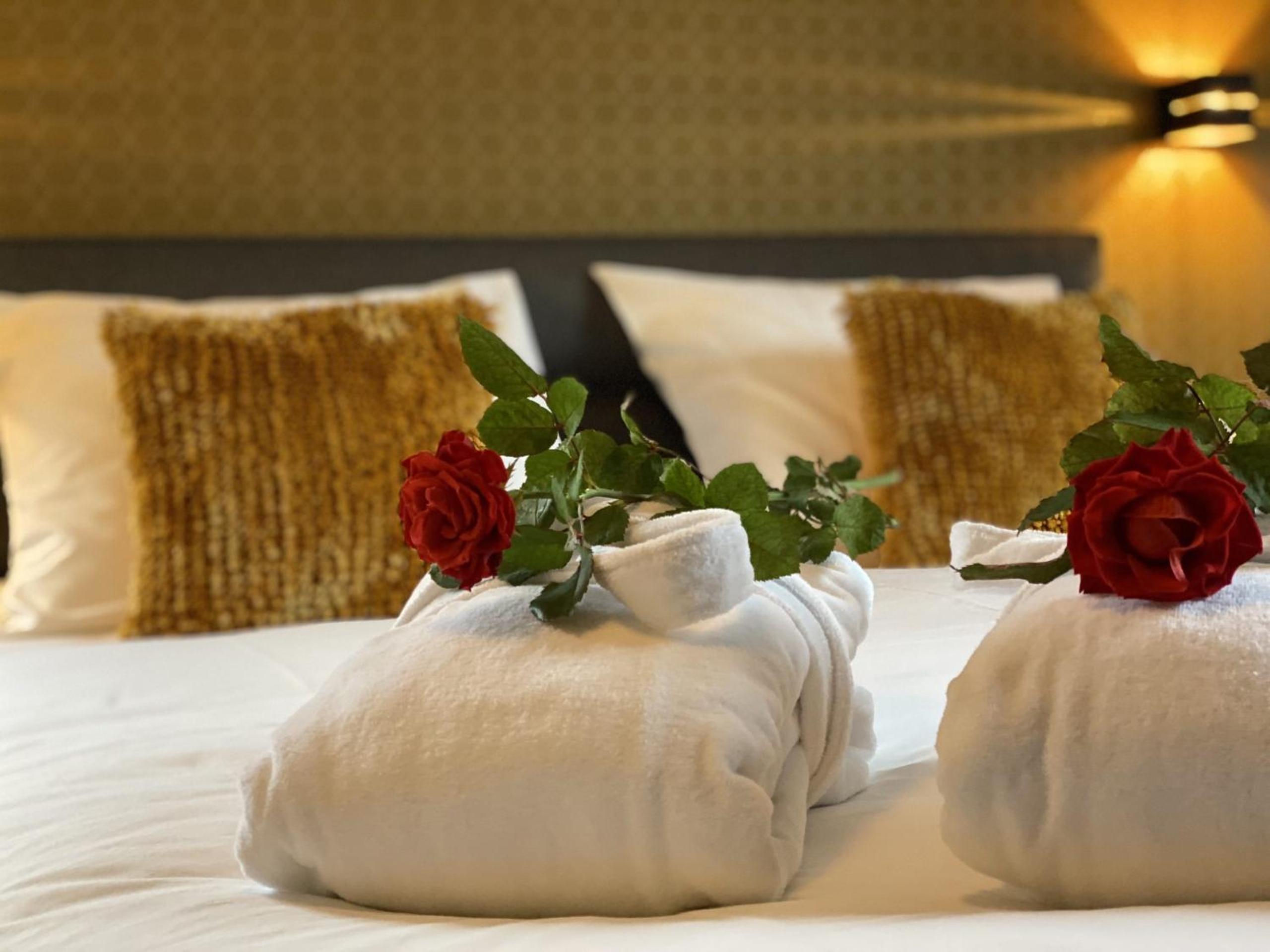 Deluxe Double Room with Bath - Photo 7