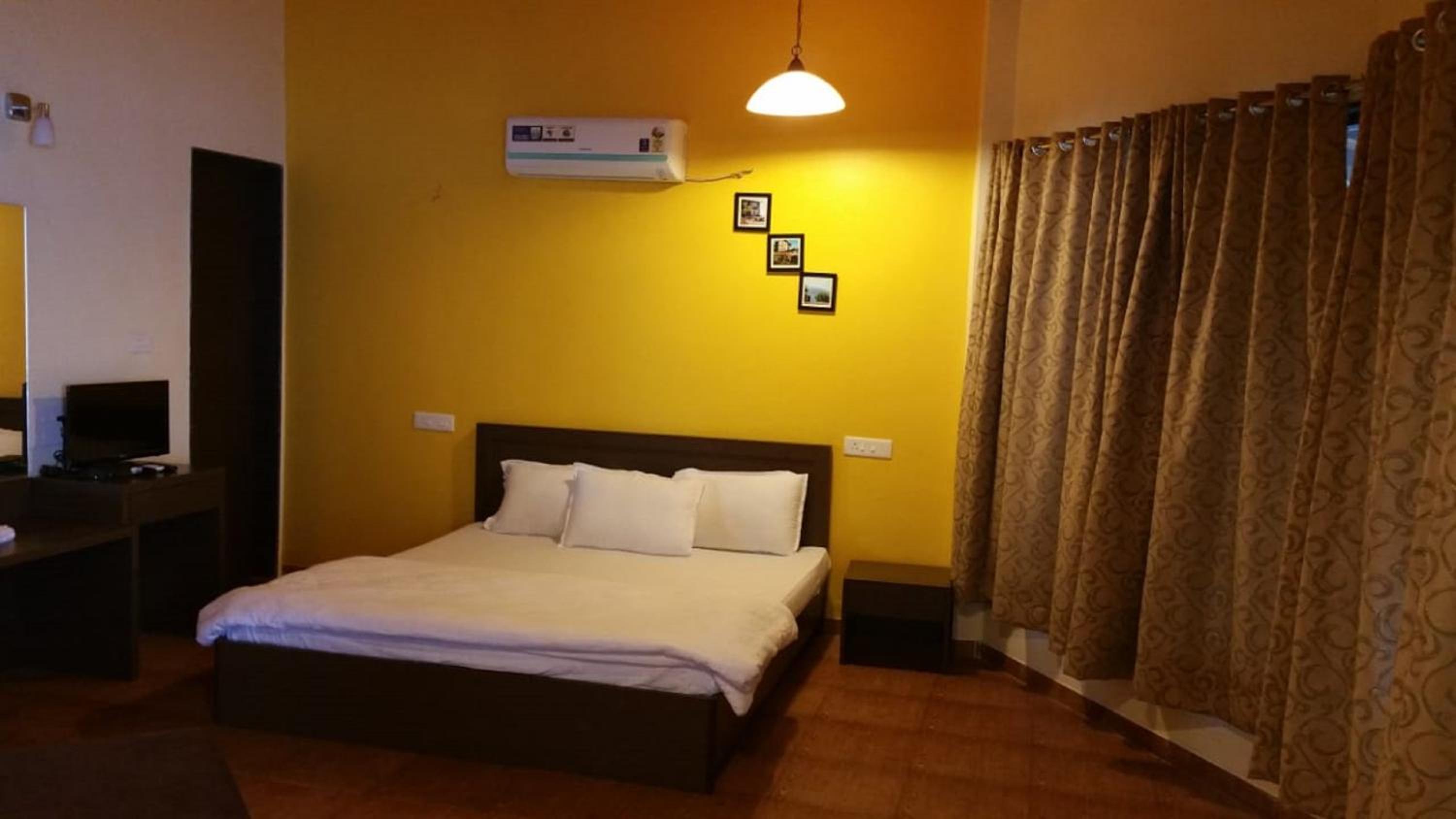 Deluxe Room - Photo 22