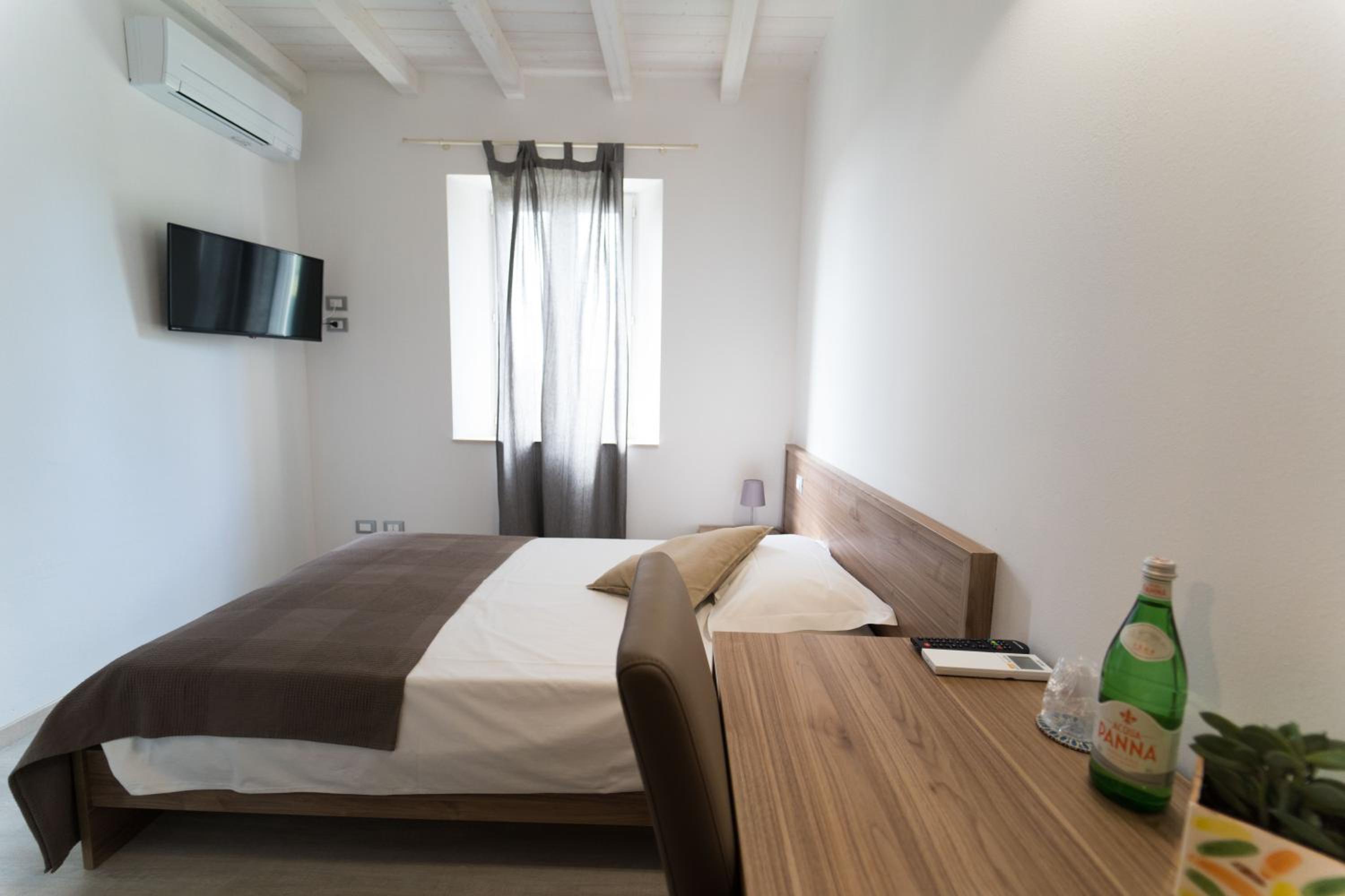 Single Room with Bathroom photo 1