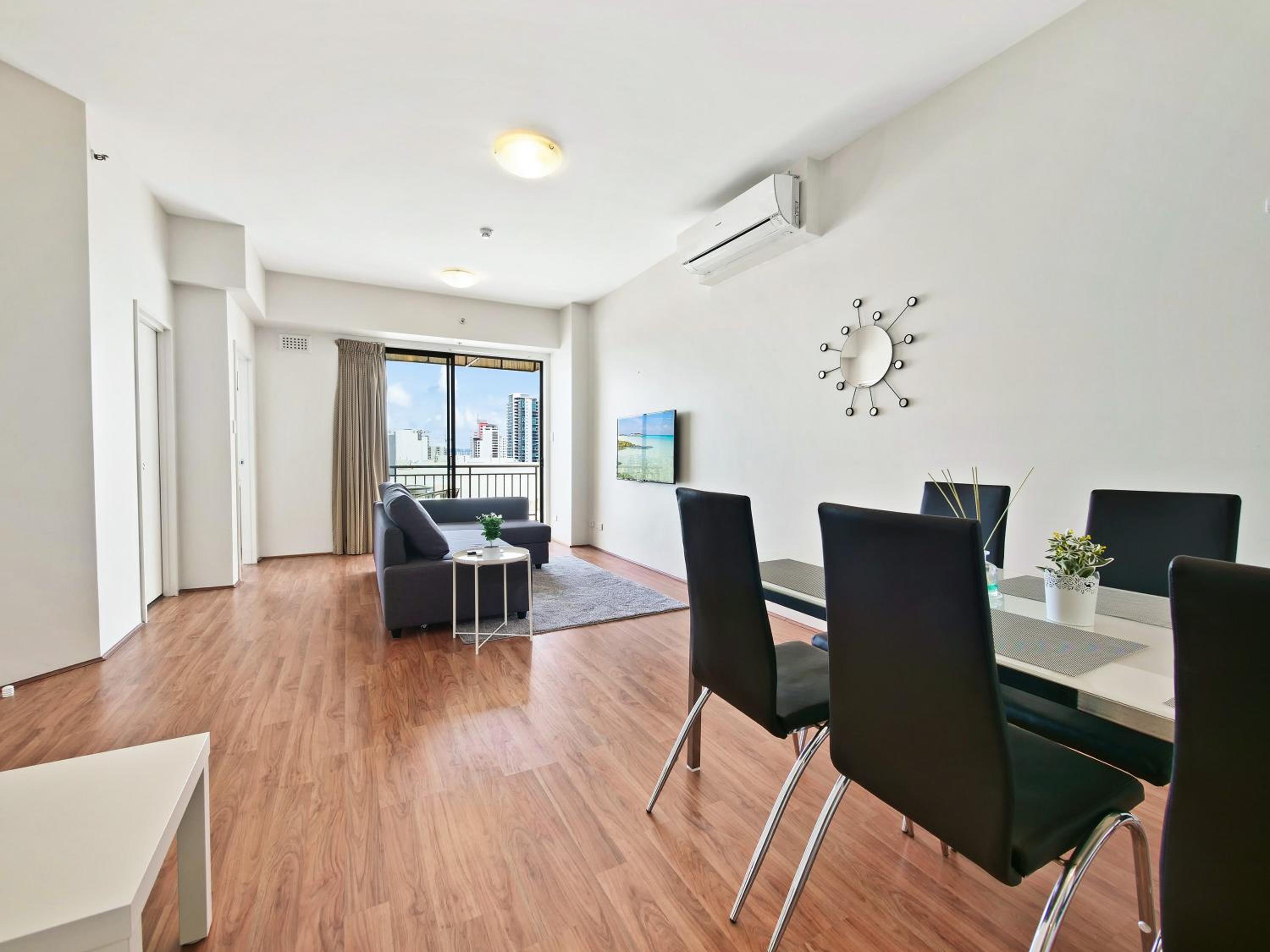 Two-Bedroom Deluxe Apartment - Photo 3