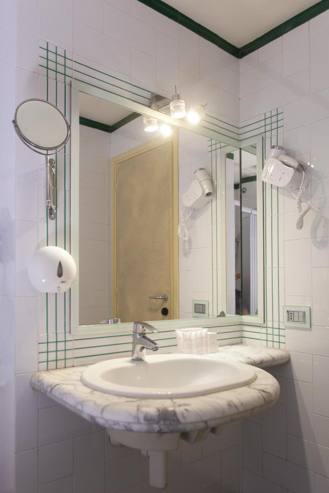 Double Room - Photo 7