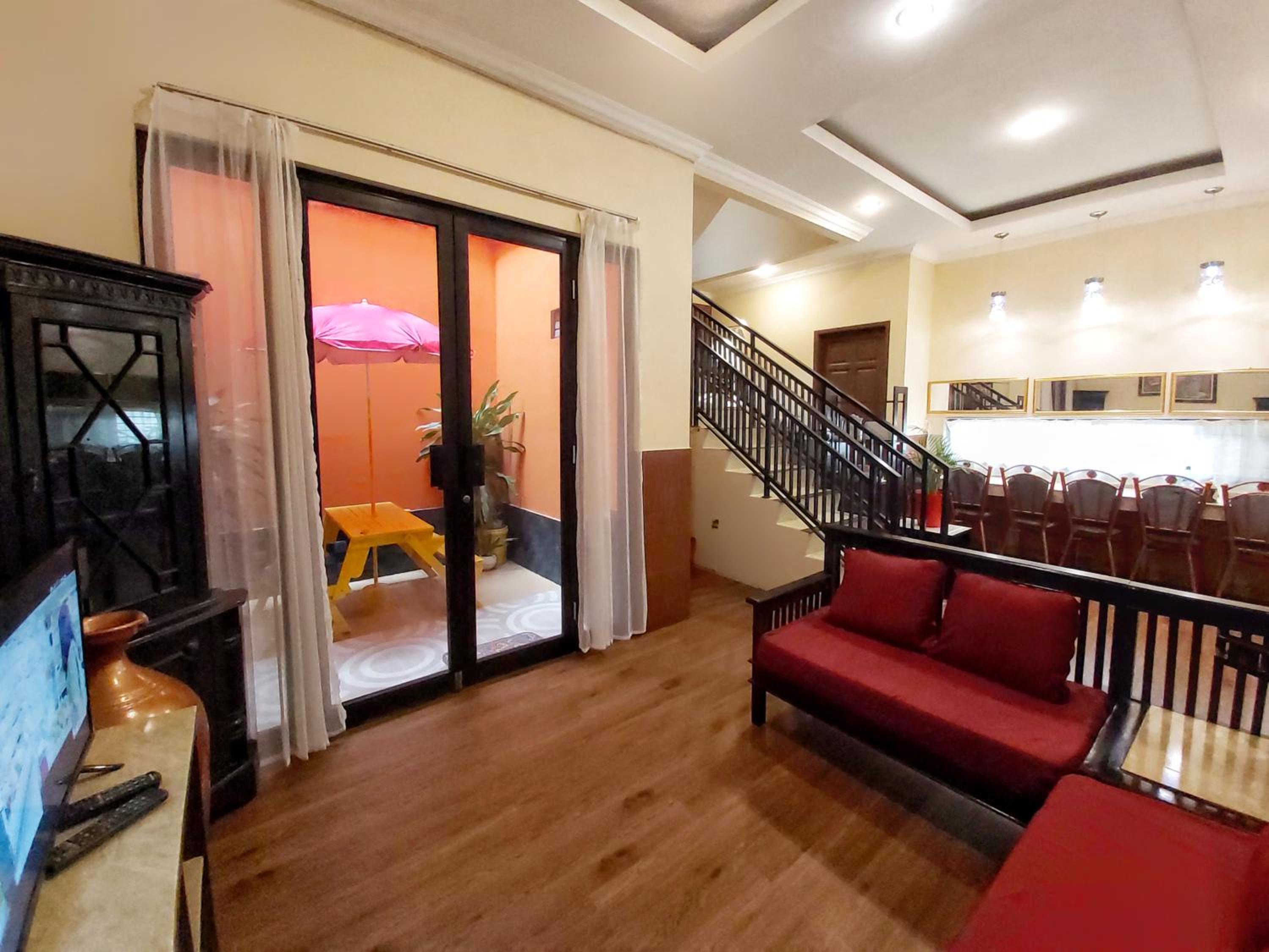 Five-Bedroom House photo 2
