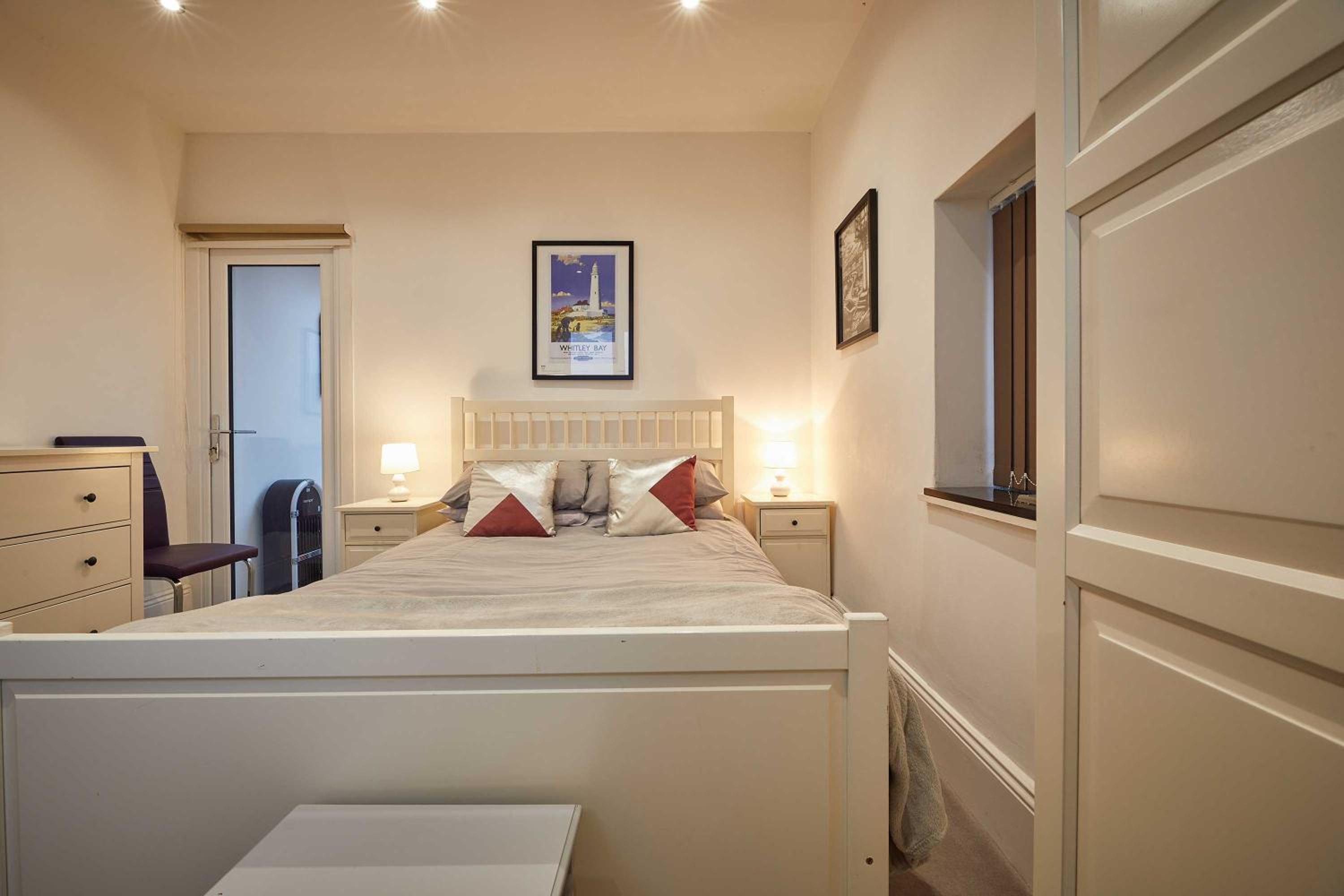 Five-Bedroom House photo 1