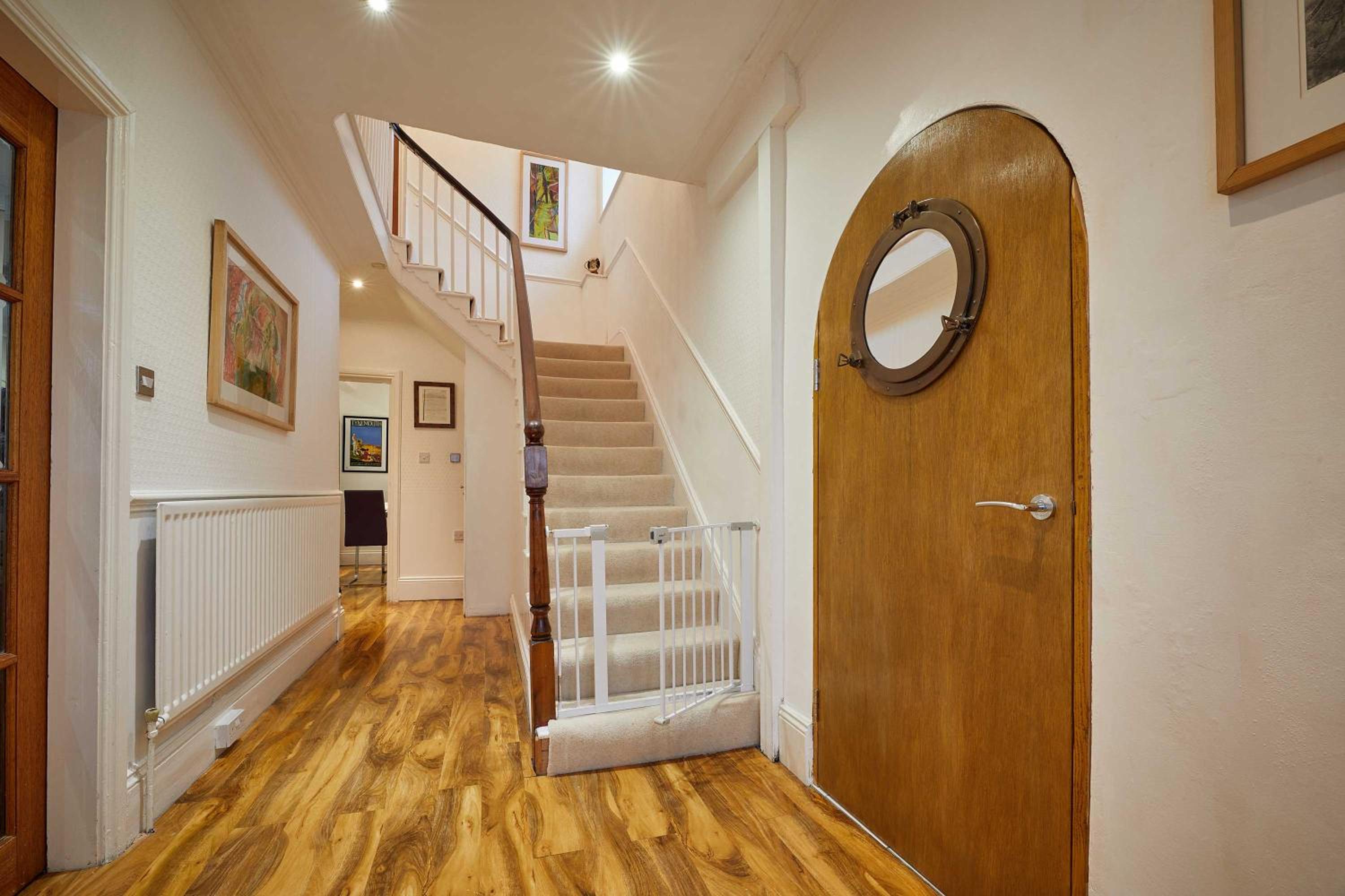 Five-Bedroom House photo 2