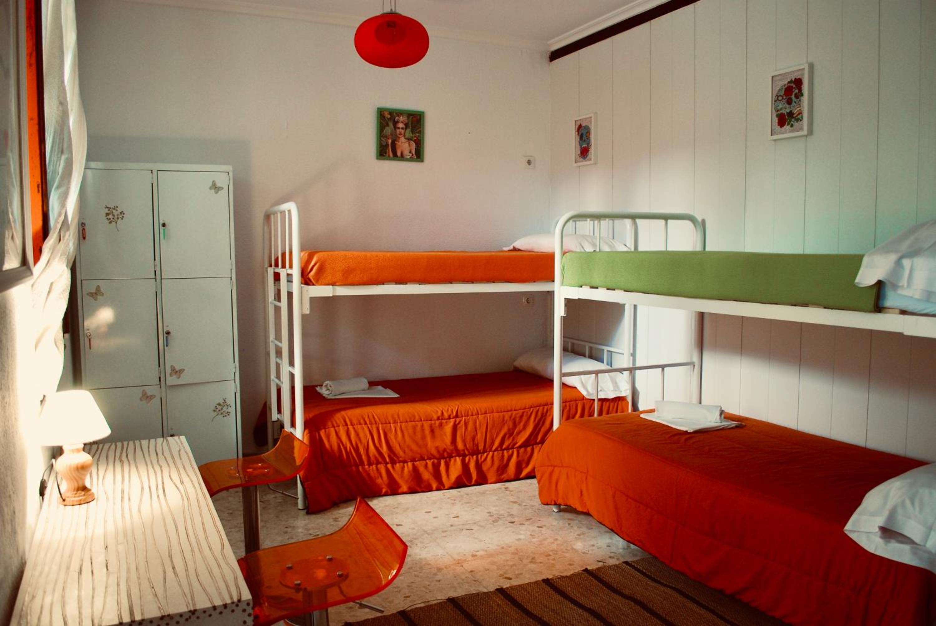 Cama individual en dormitorio mixto de 6 camas