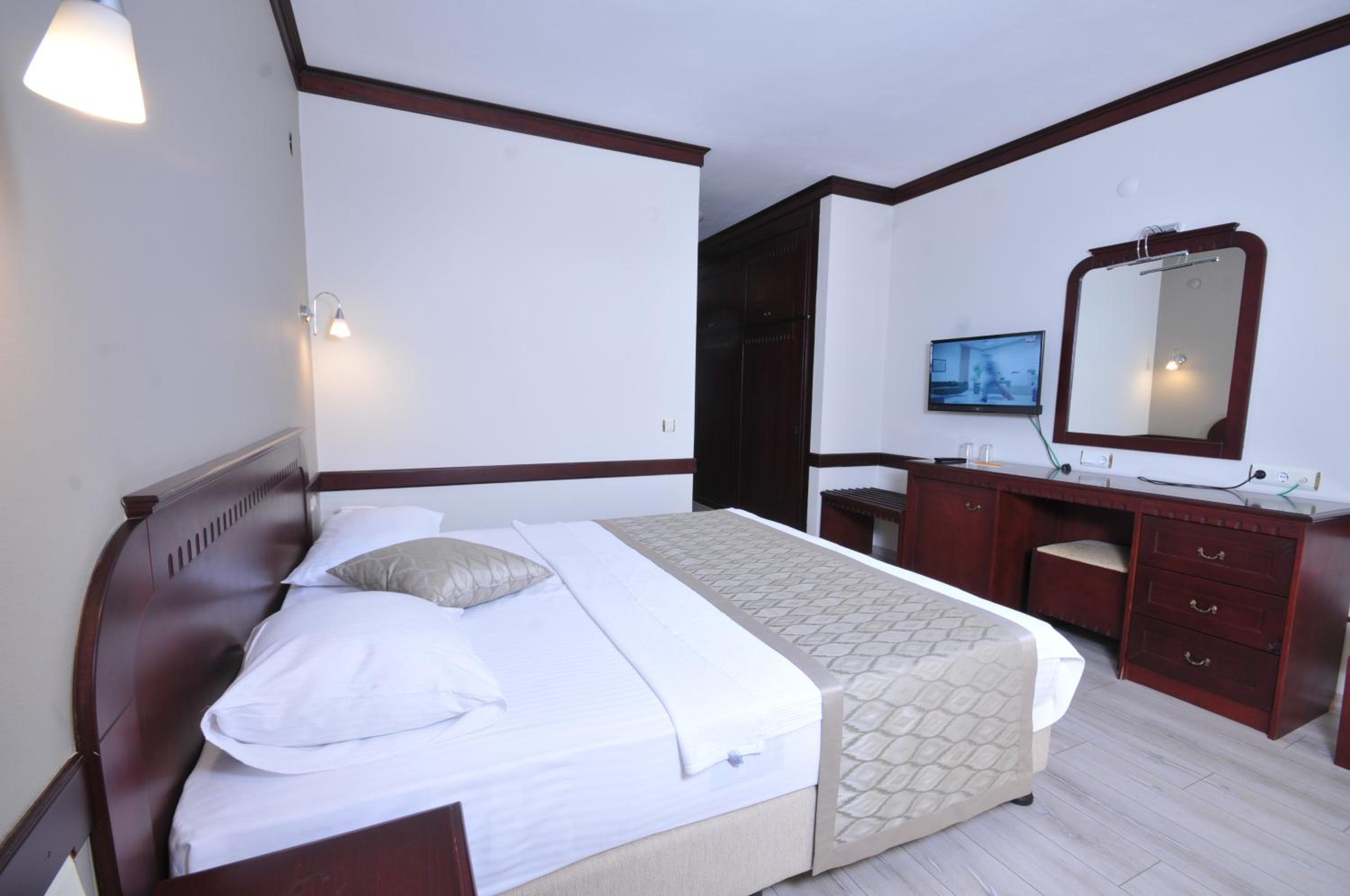 Double or Twin Room with Partial Sea View photo 2