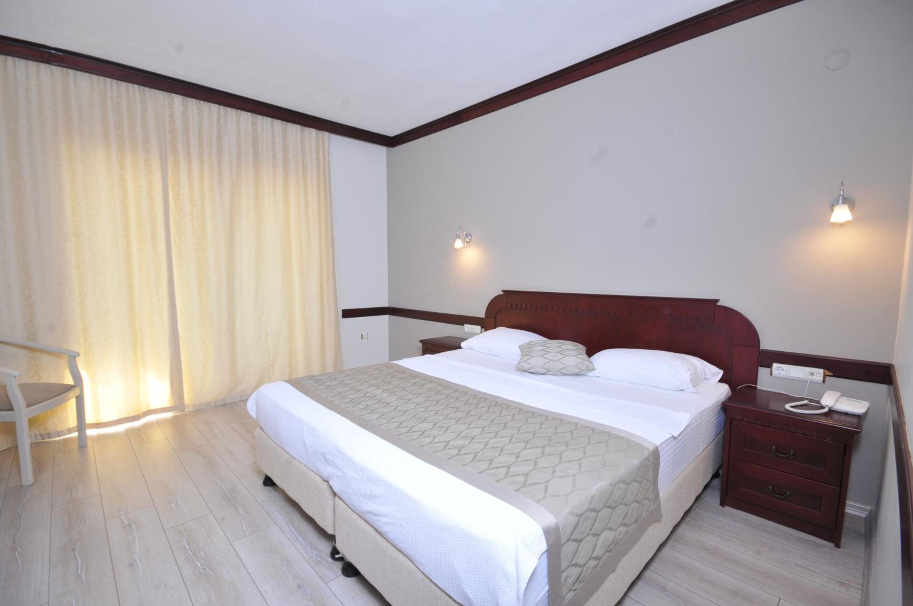 Double or Twin Room with Partial Sea View photo 3