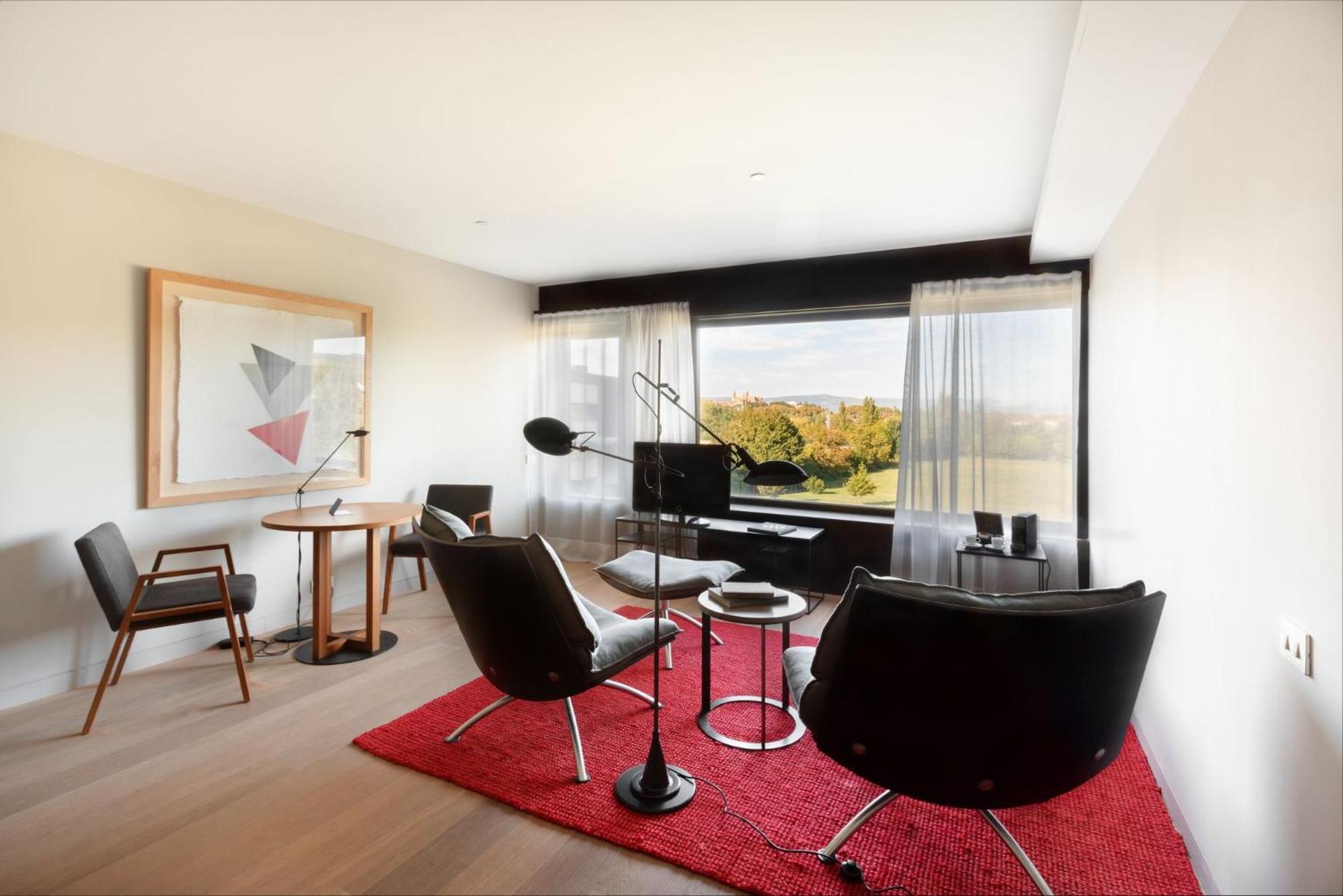 Executive Suite - Photo 3