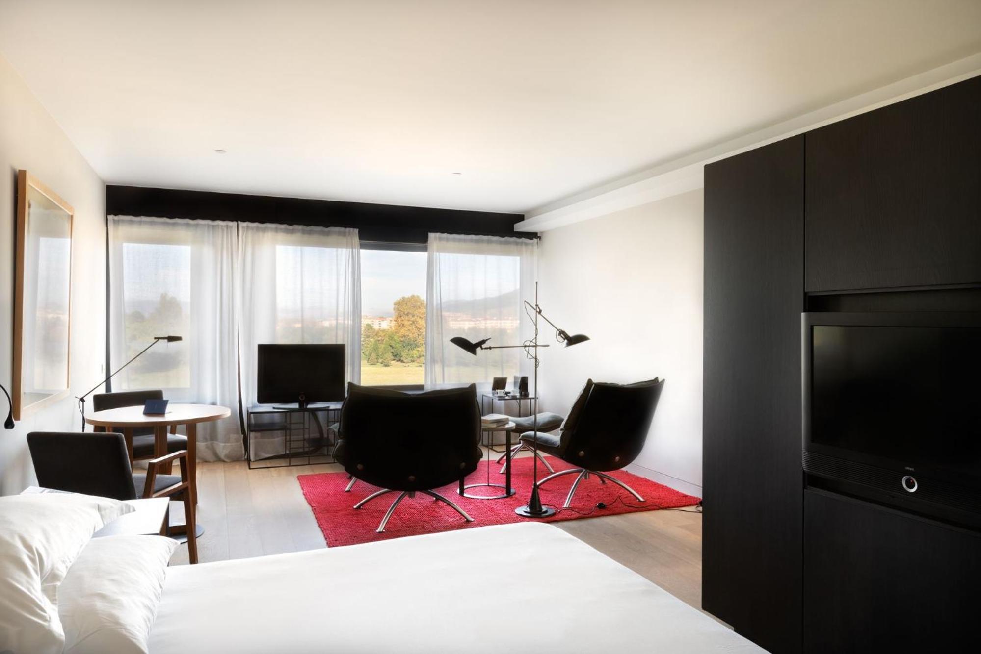 Executive Suite - Photo 2