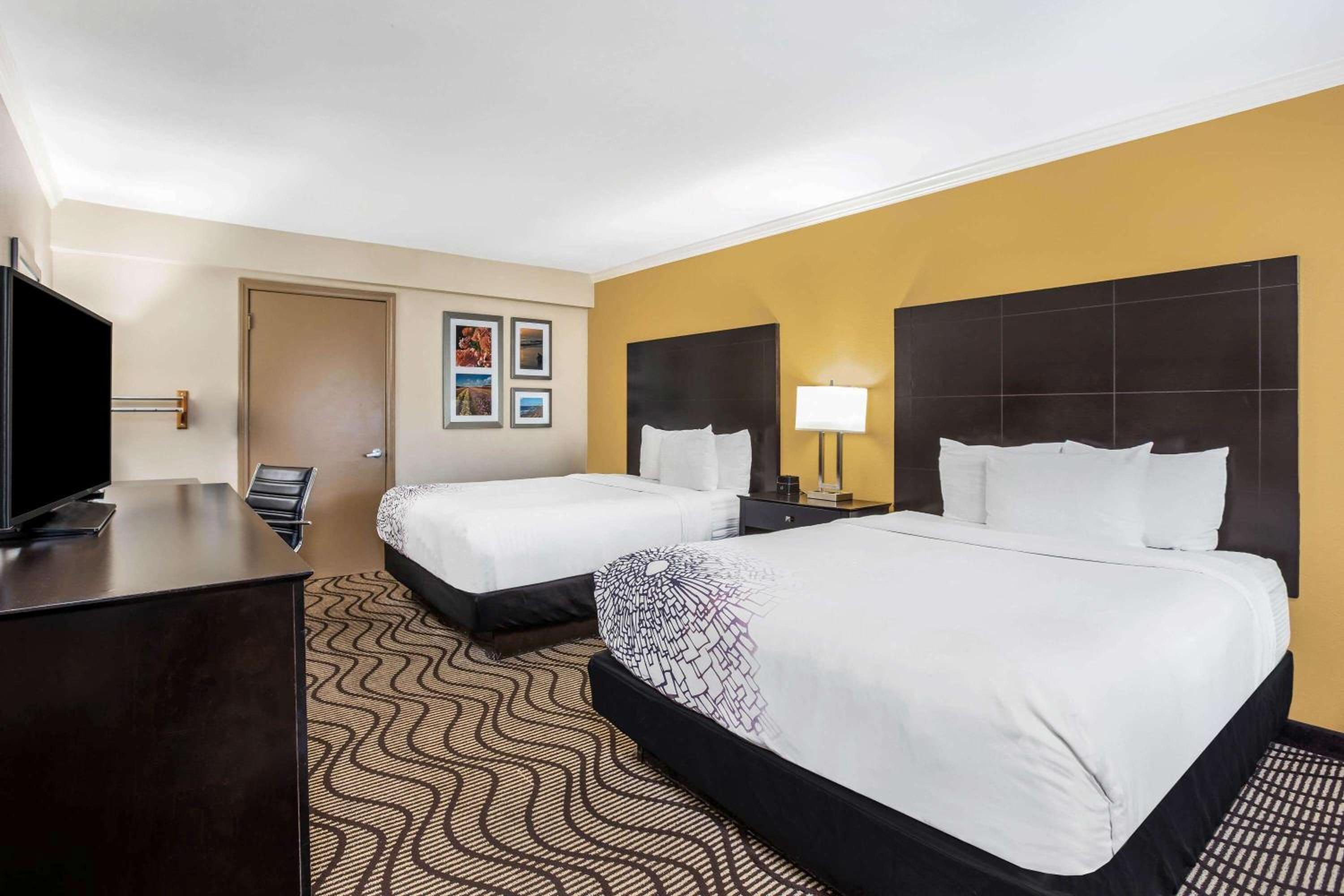 Queen Room with Two Queen Beds - Mobility Access/Non-Smoking - Photo 1
