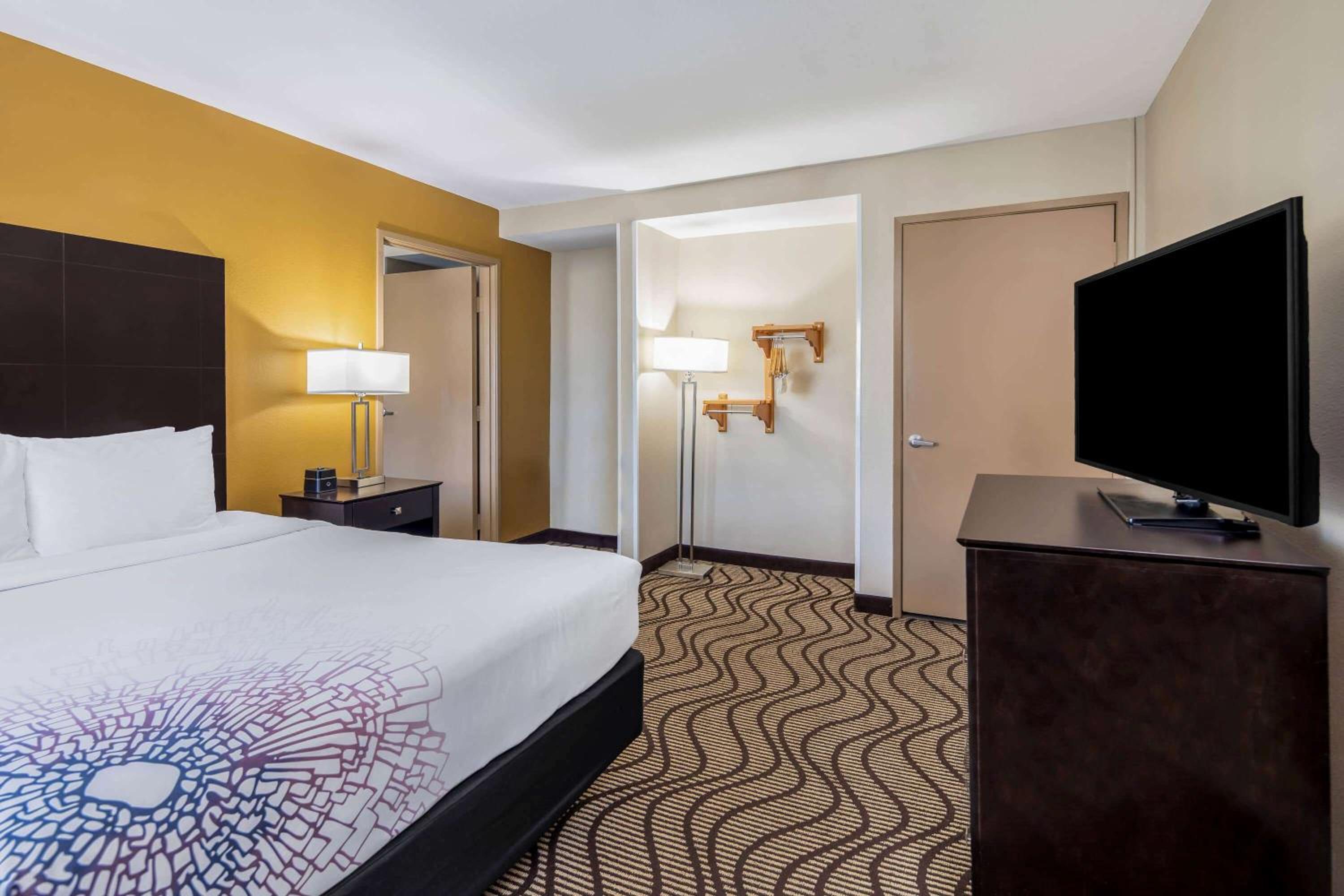 One-Bedroom Family King Suite - Non-Smoking - Photo 1