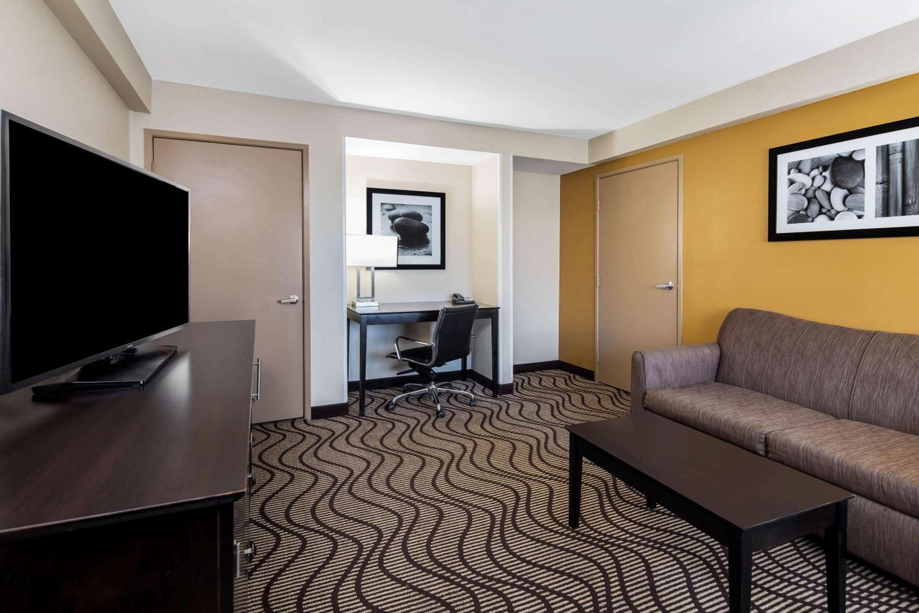 King Room with Sofa Bed - Non-Smoking - Photo 3