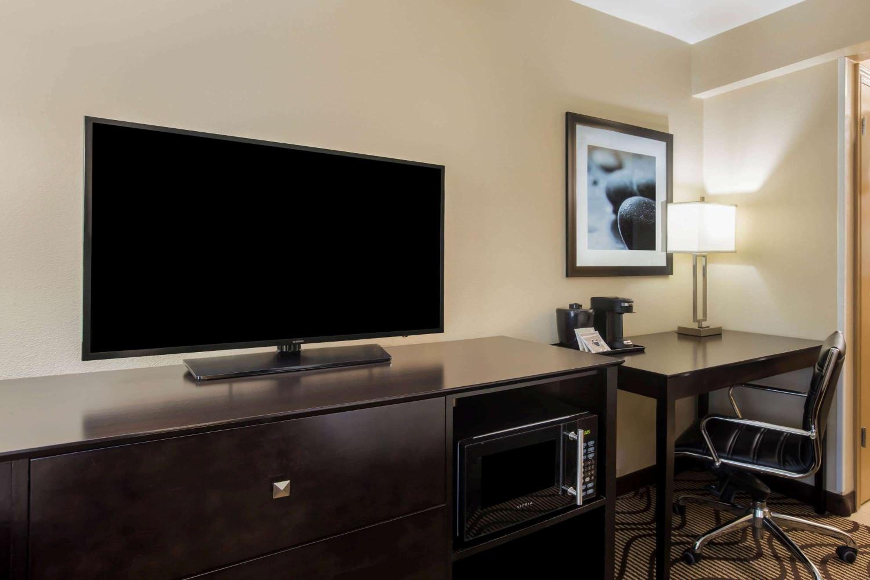 Deluxe Queen Room with Two Queen Beds - Photo 3