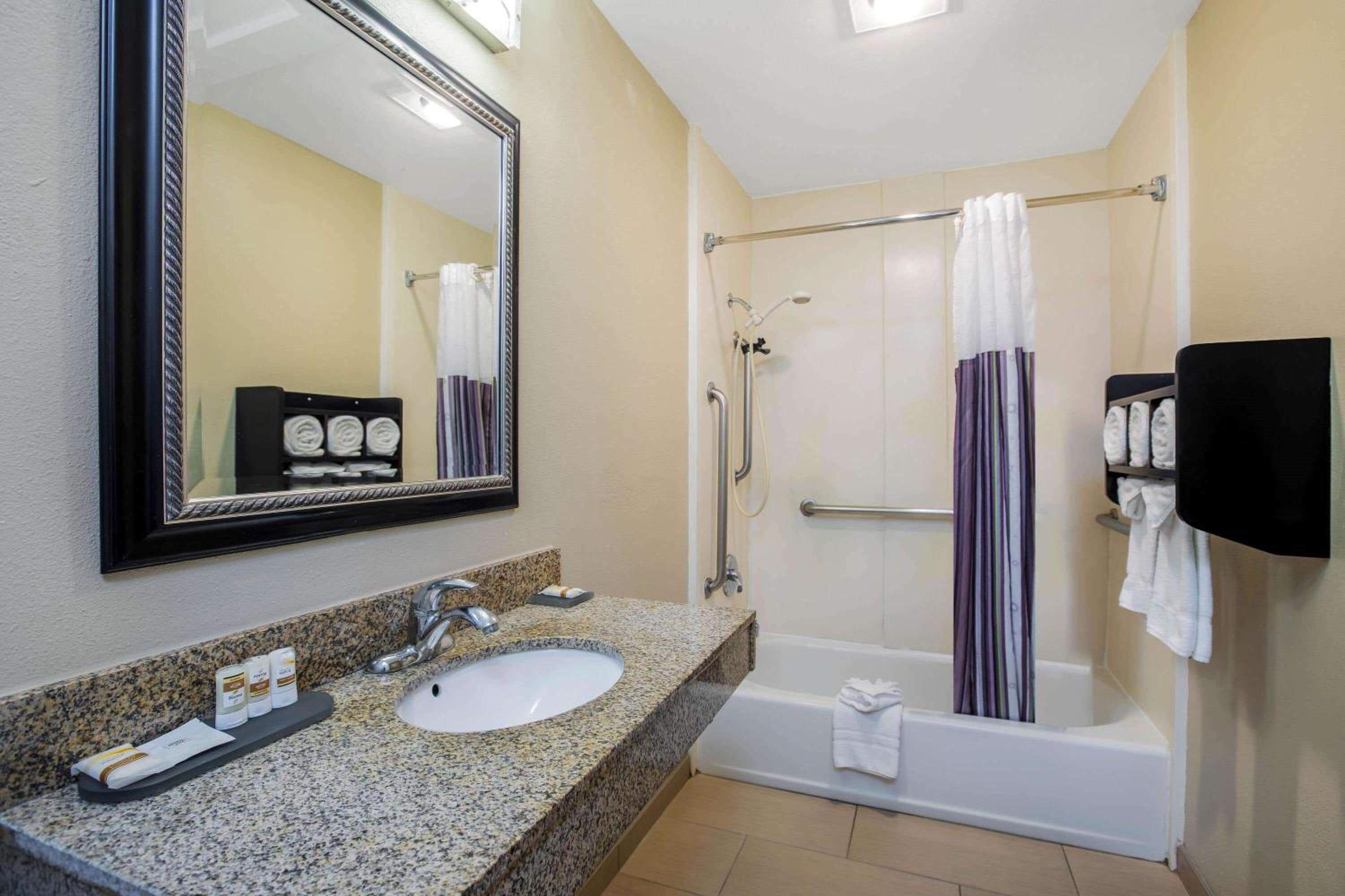 Deluxe Queen Room with Two Queen Beds - Photo 4