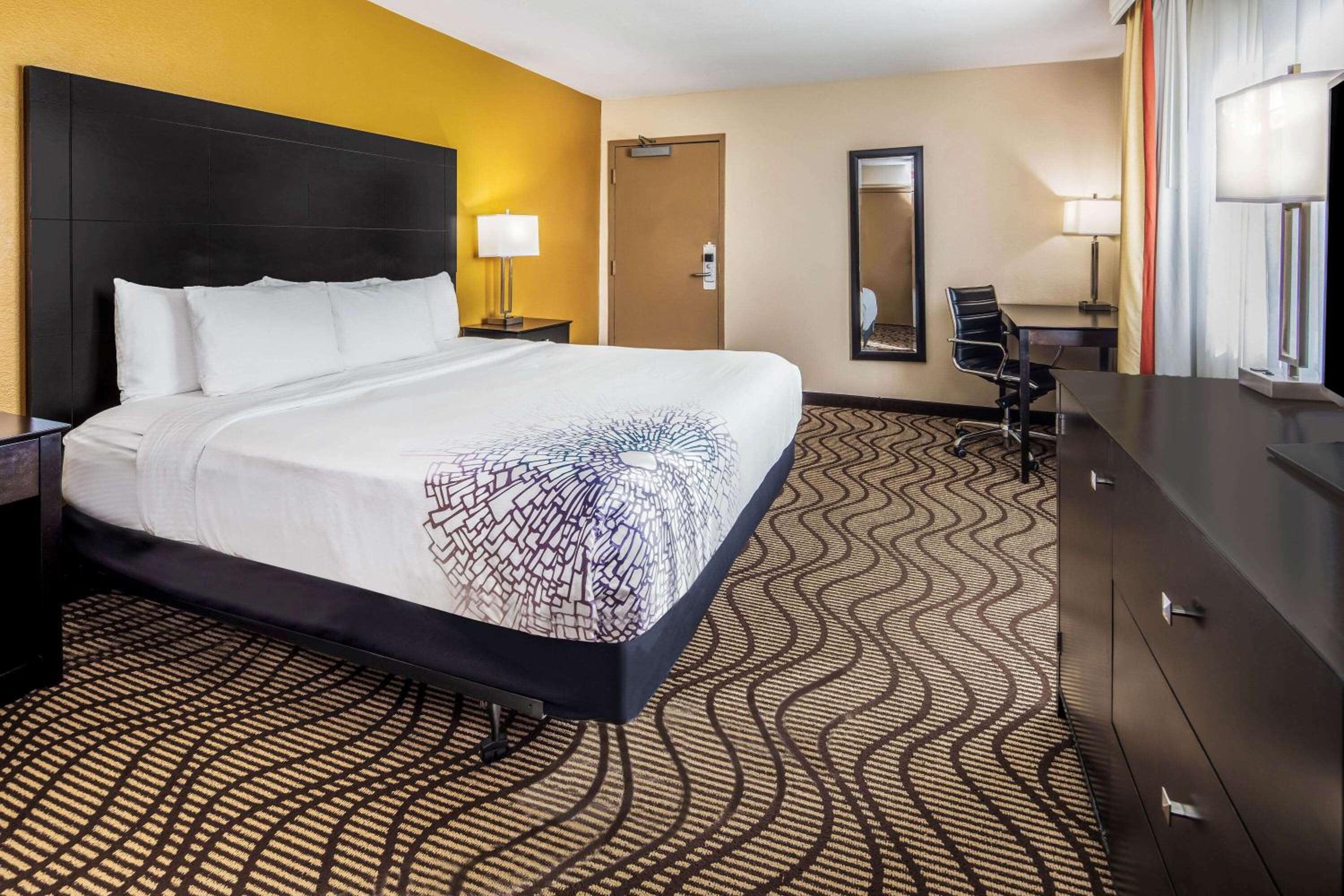 Deluxe King Room - Photo 2