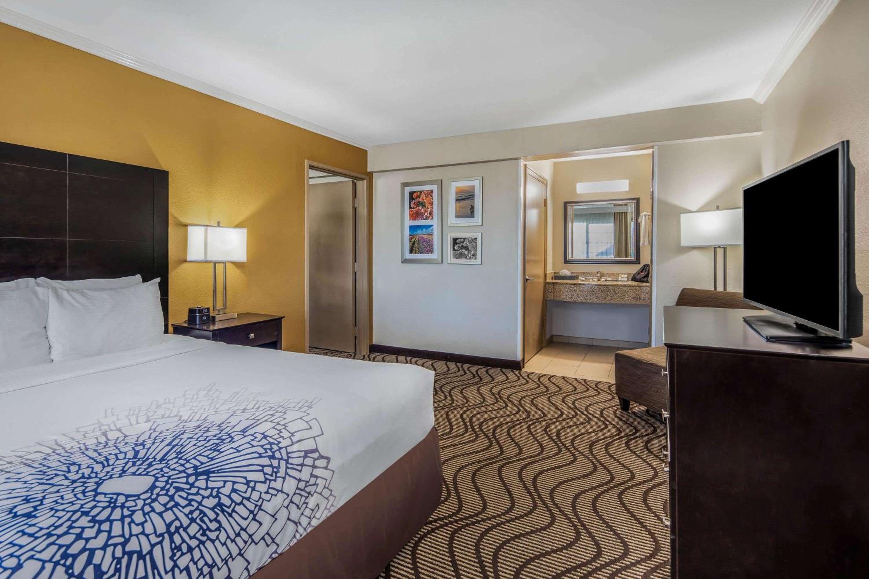 One-Bedroom Family Queen Suite - Non-Smoking