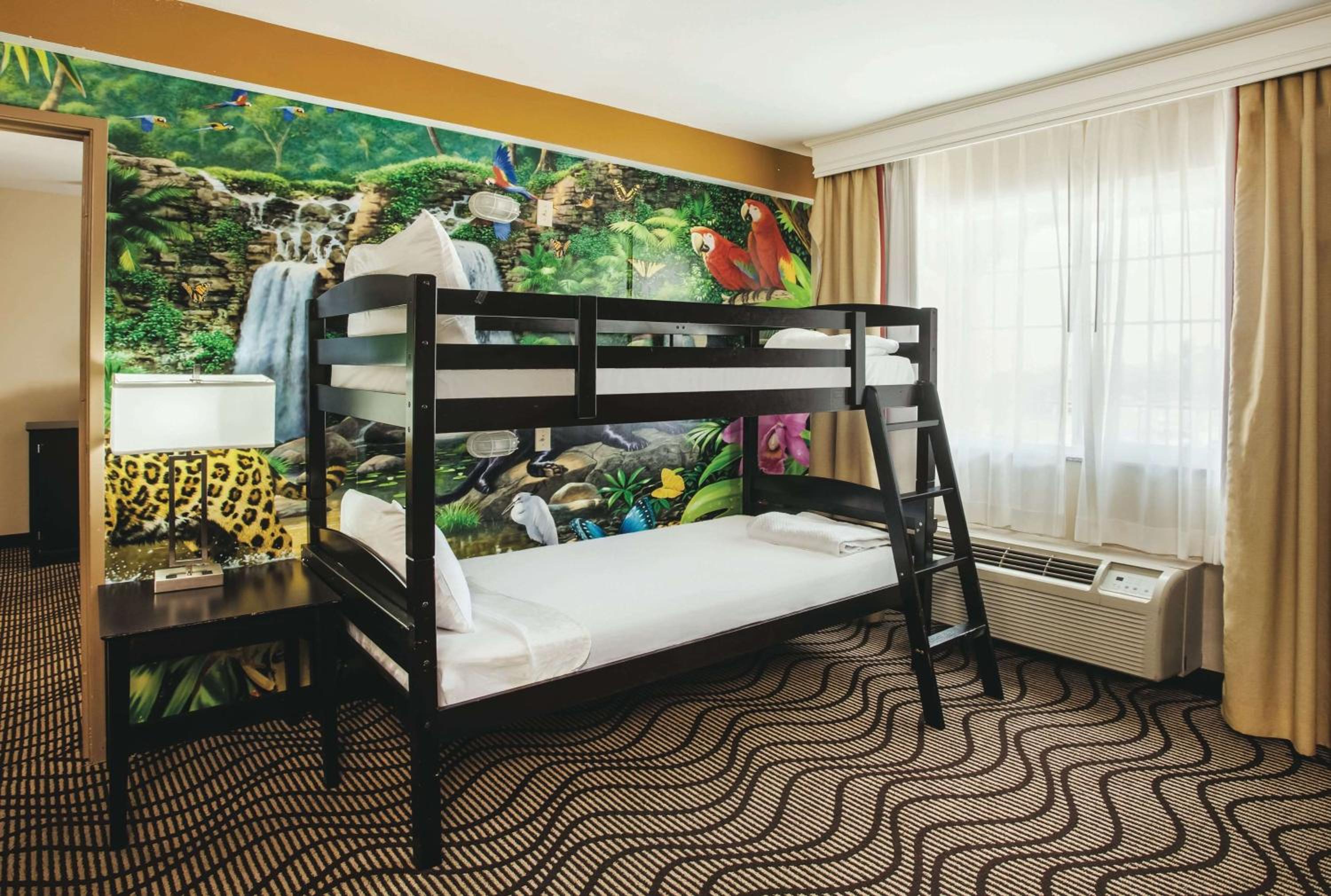 One-Bedroom Family King Suite - Non-Smoking - Photo 5