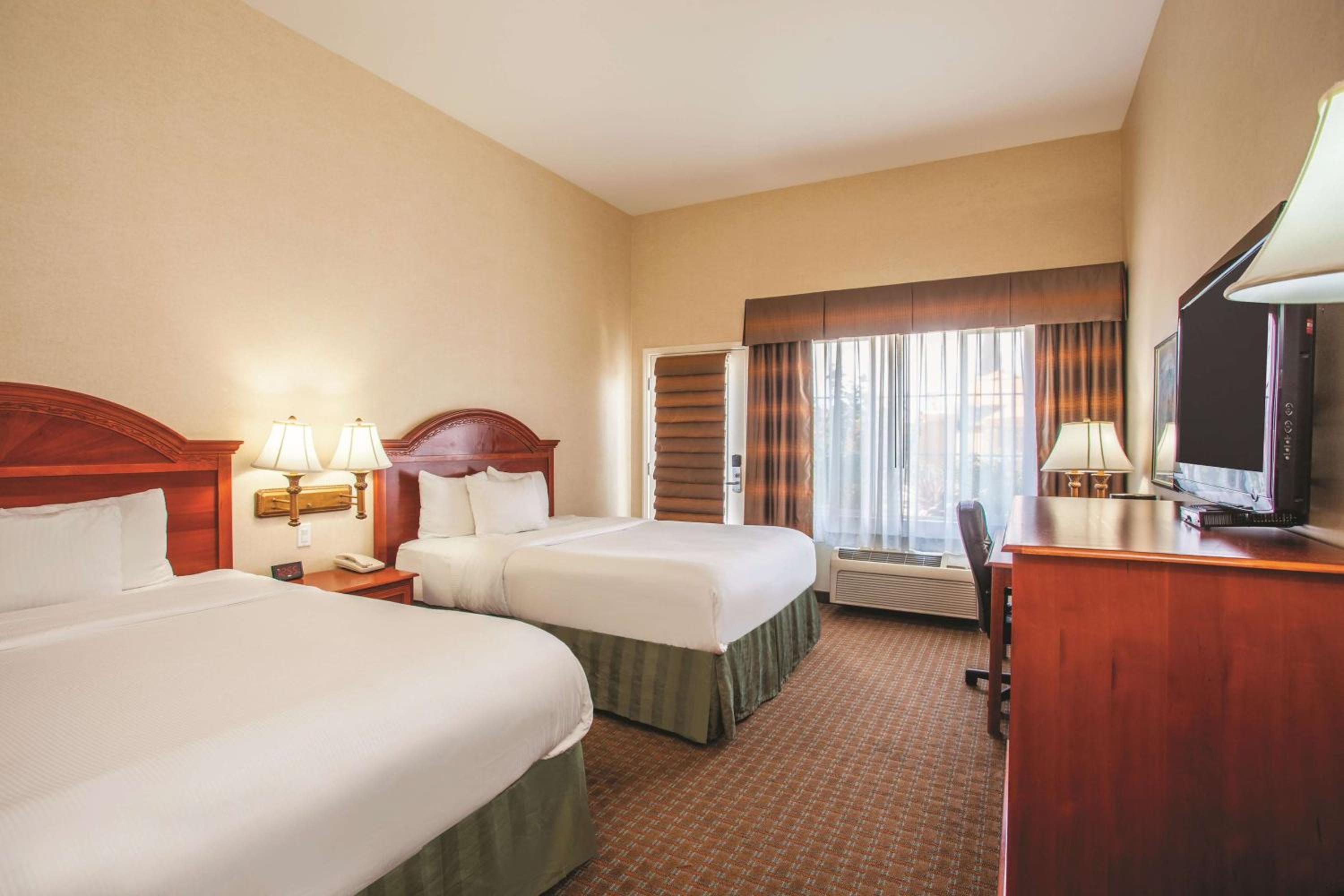 Queen Room with Two Queen Beds and Mobility/Hearing Access - Non-Smoking - Photo 2