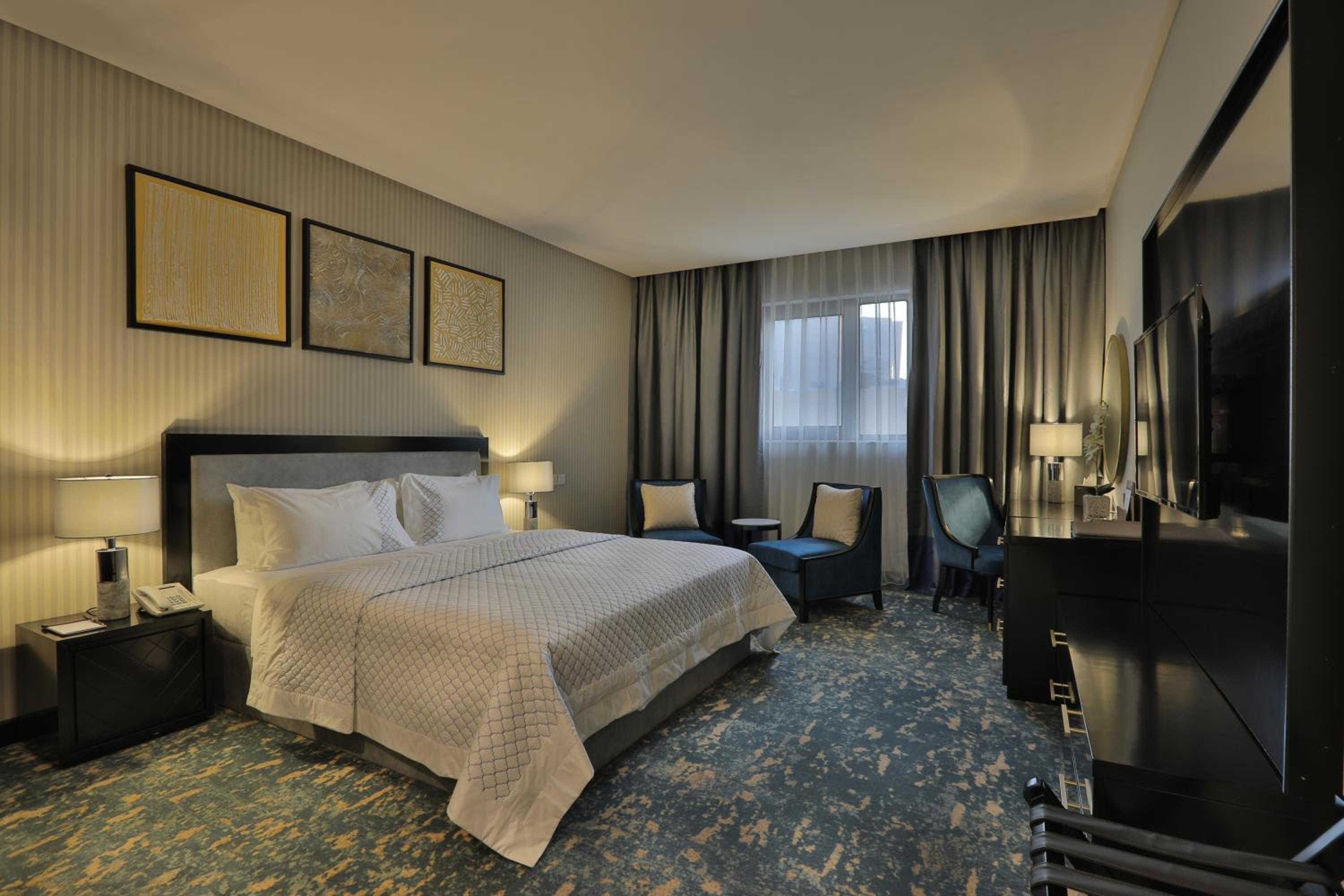 Deluxe Double Room (2 Adults + 1 Child) - Photo 4