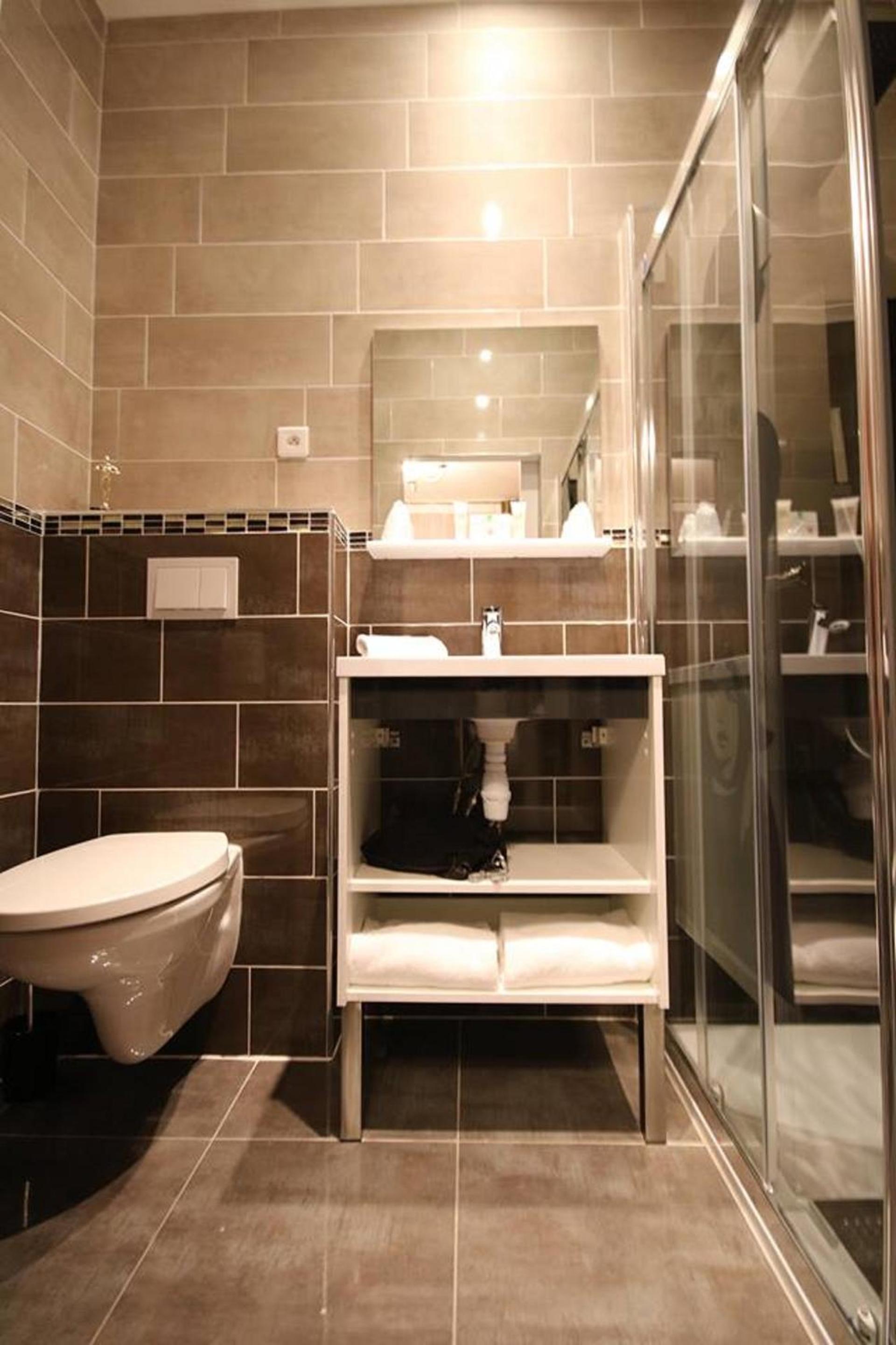 Standard Double Room - Photo 8