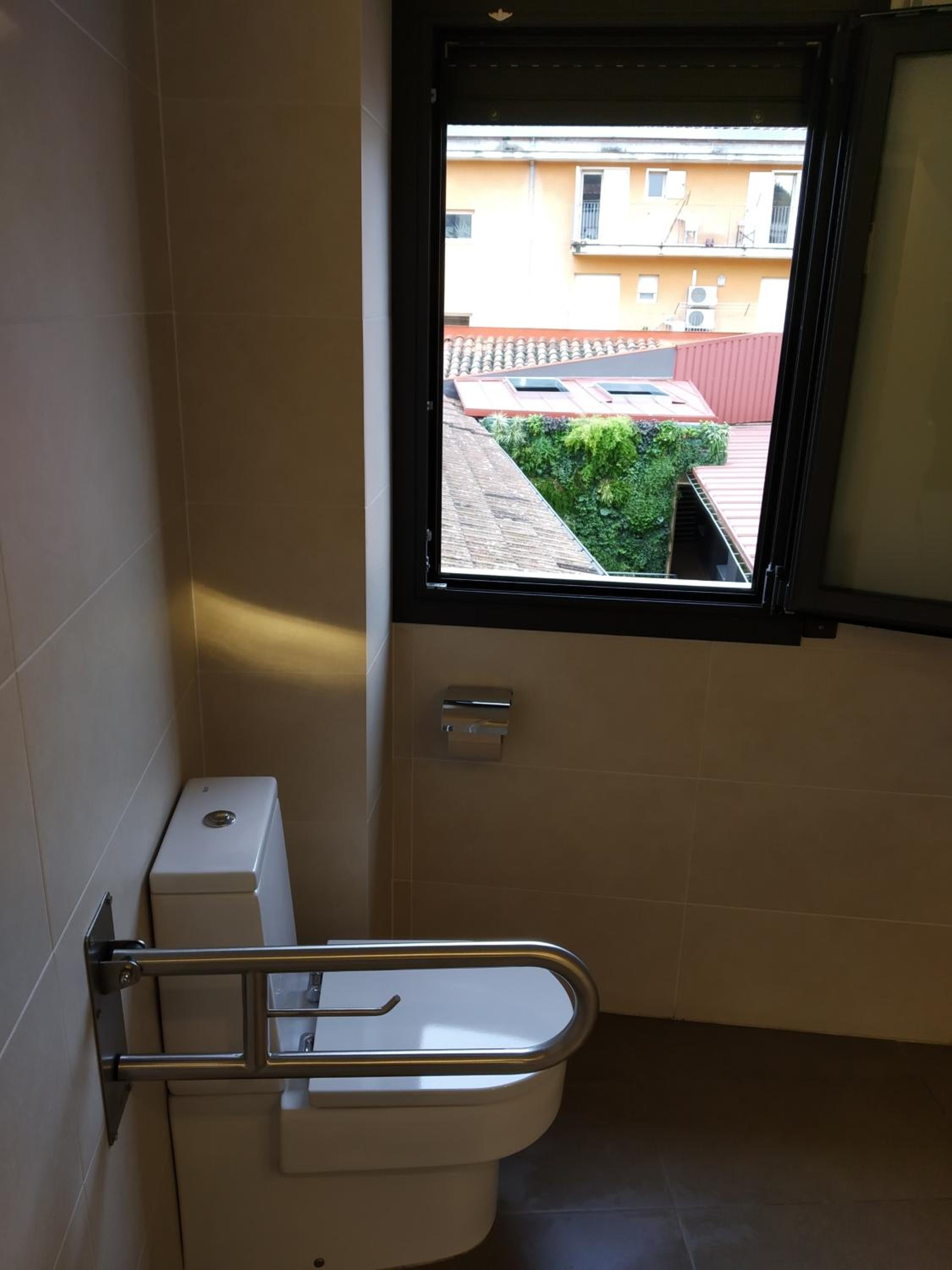 Single Room - Disability Access photo 3