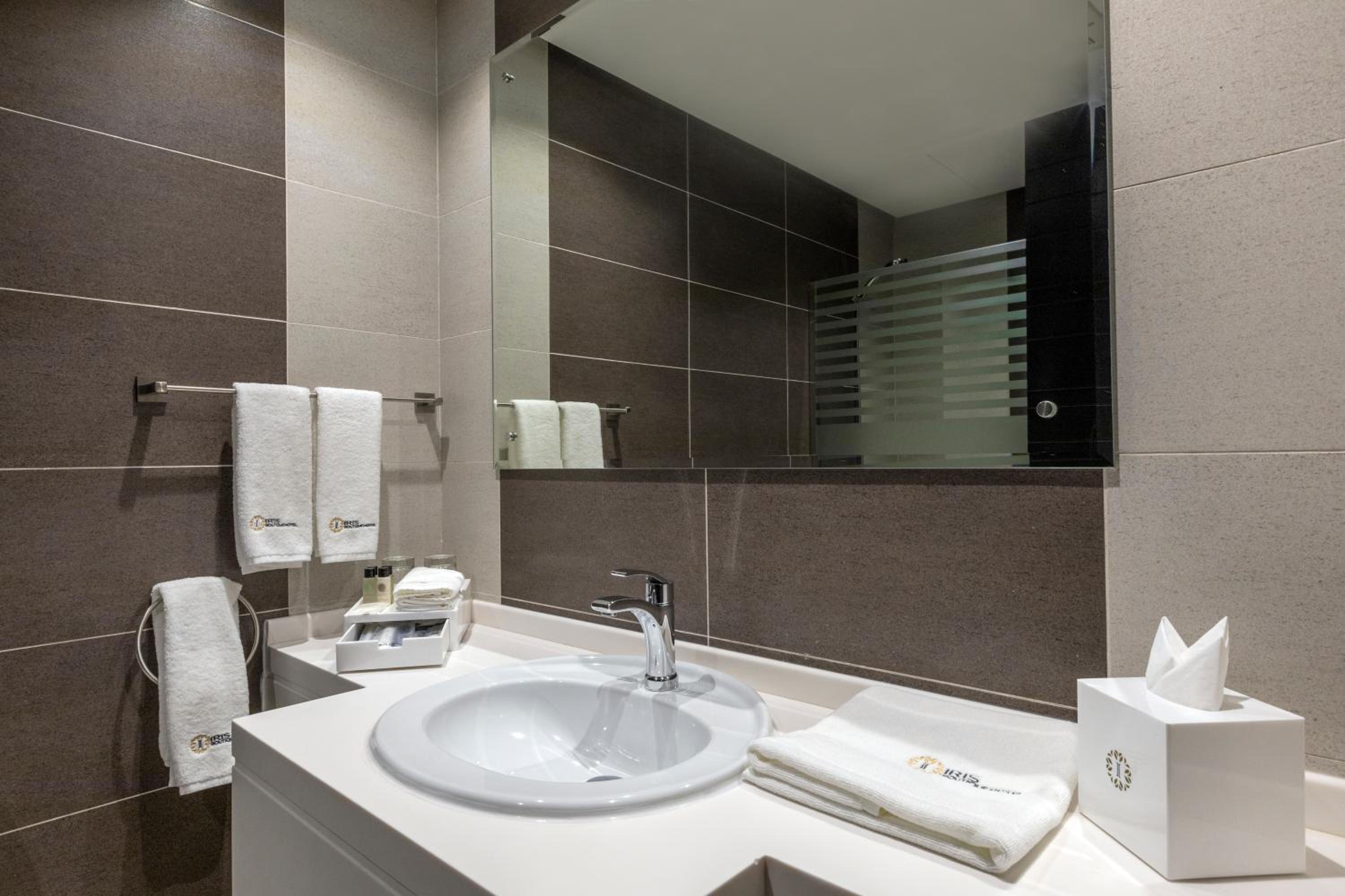 Deluxe Double Room (2 Adults + 1 Child) - Photo 2