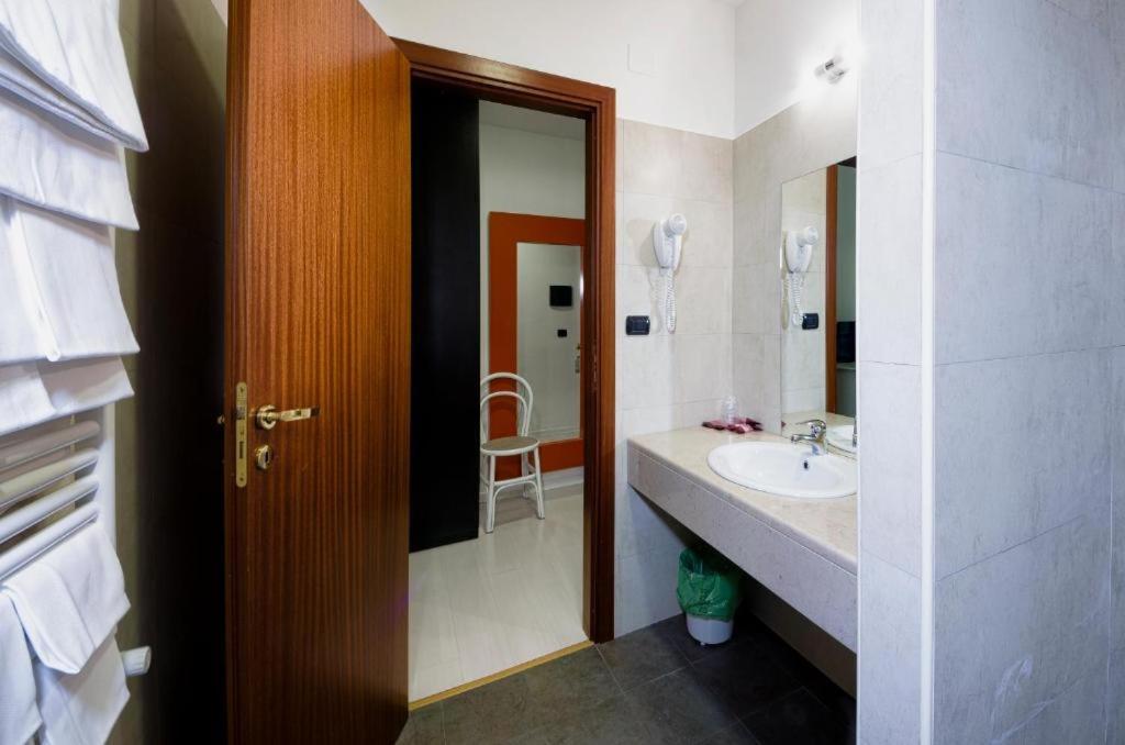 Twin Room - Photo 9
