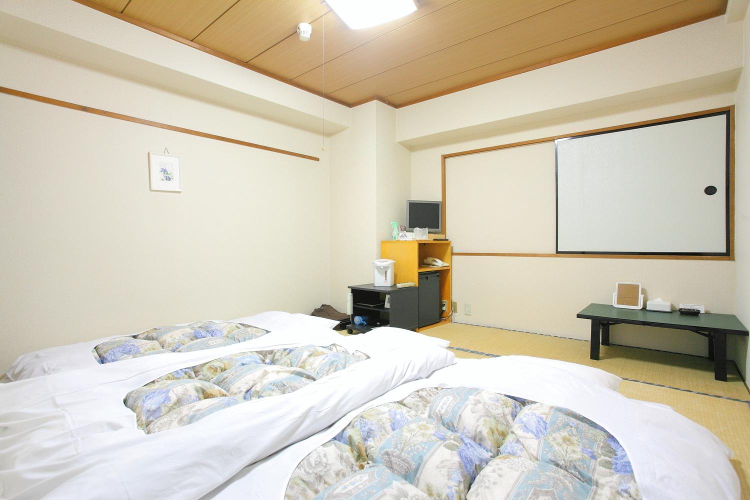 Japanese-Style Twin Room - Smoking photo 2