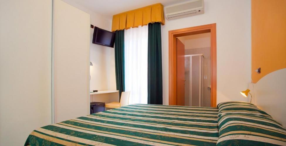 Double or Twin Room with Balcony - Photo 1