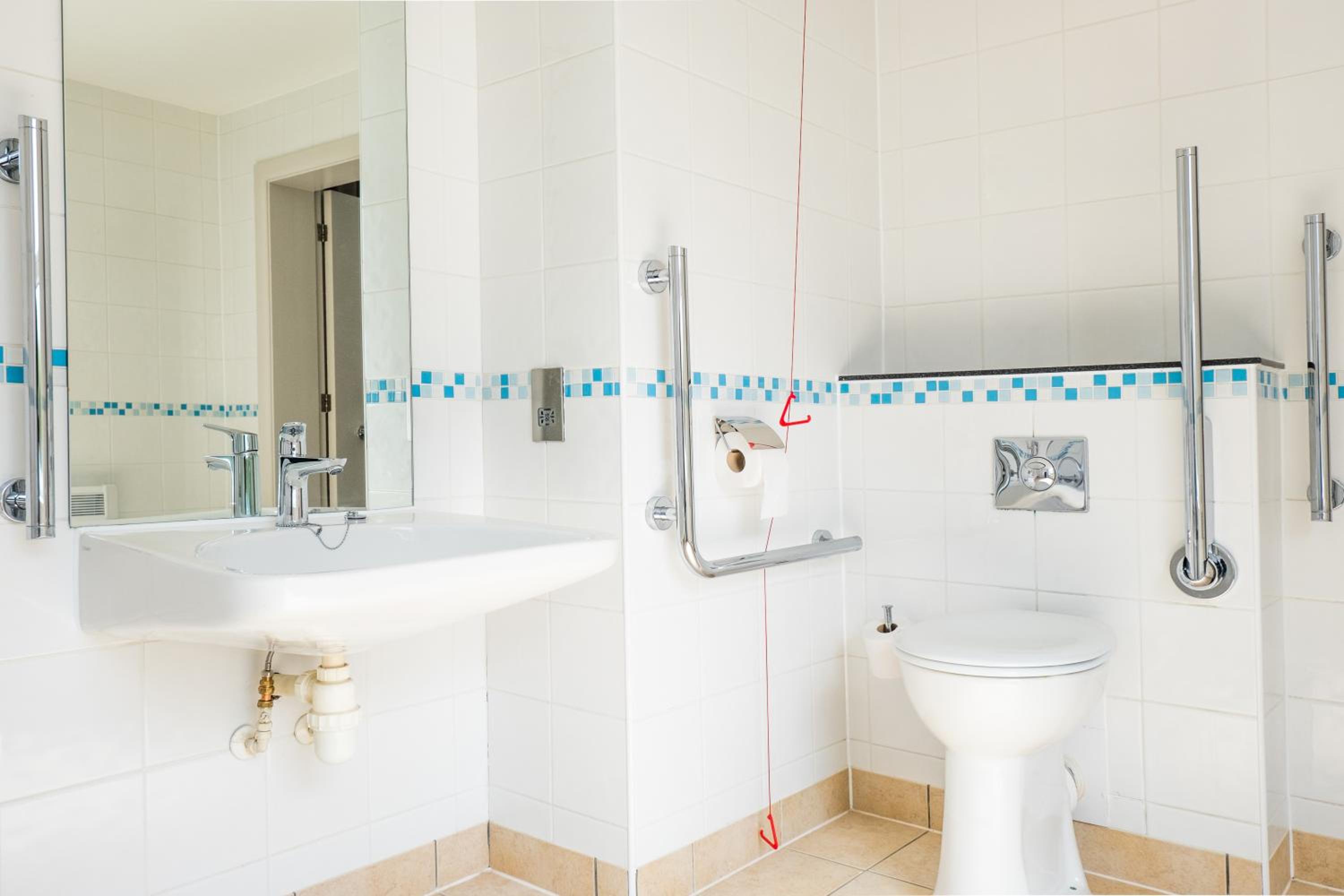 Standard Queen Room - Disability Access - Photo 6