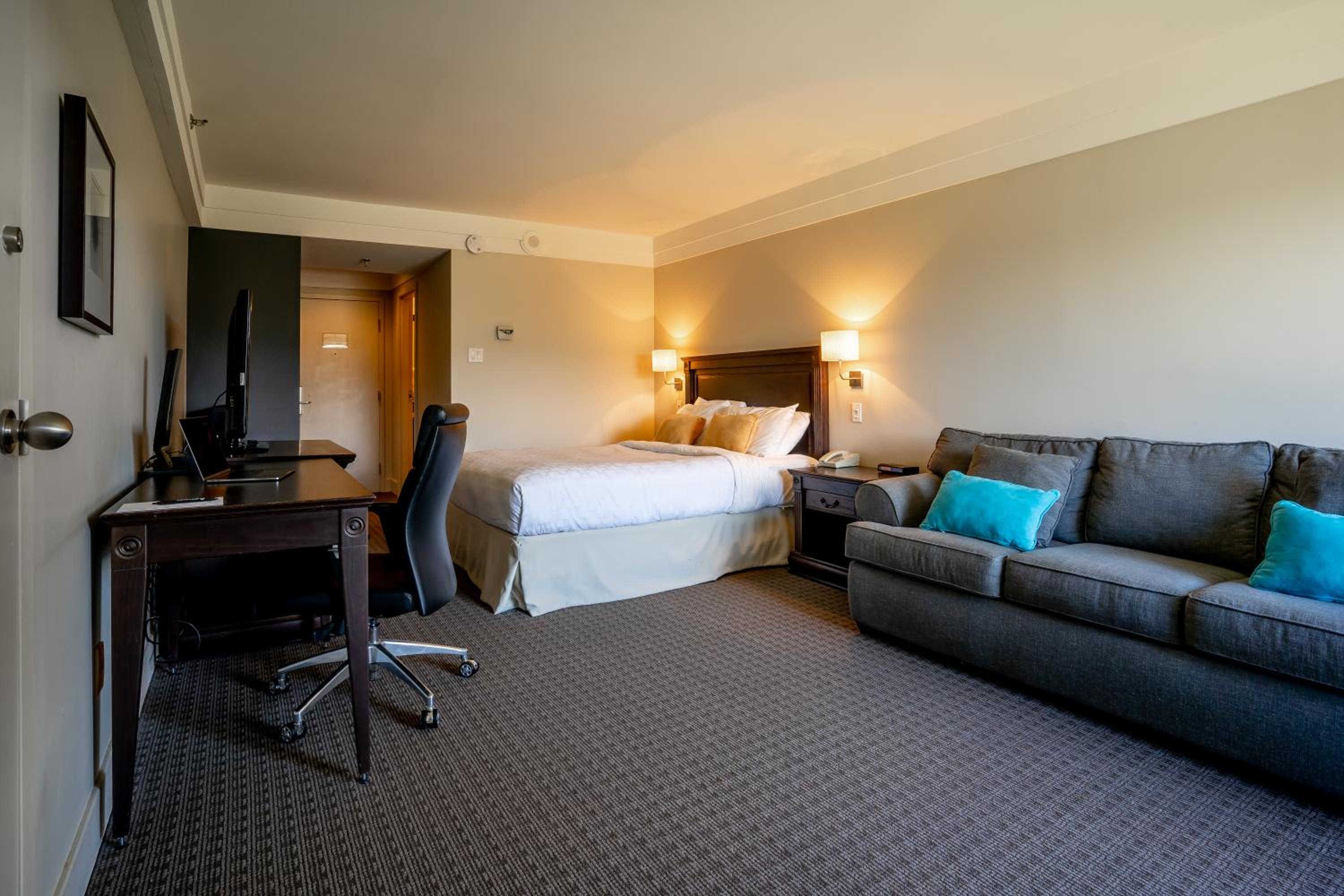 Queen Room with Sofa Bed photo 3