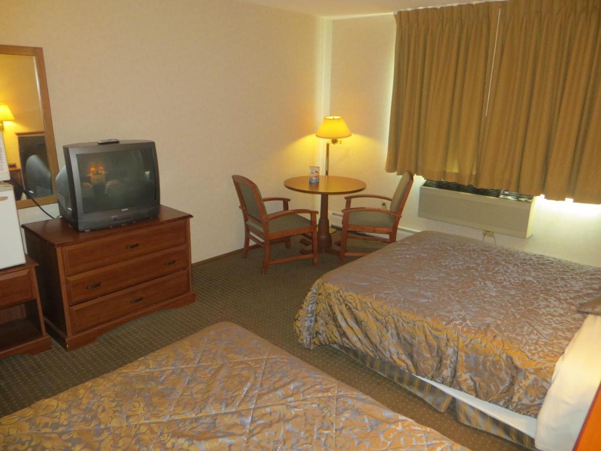 Standard Room with Queen Bed and Double Bed photo 1