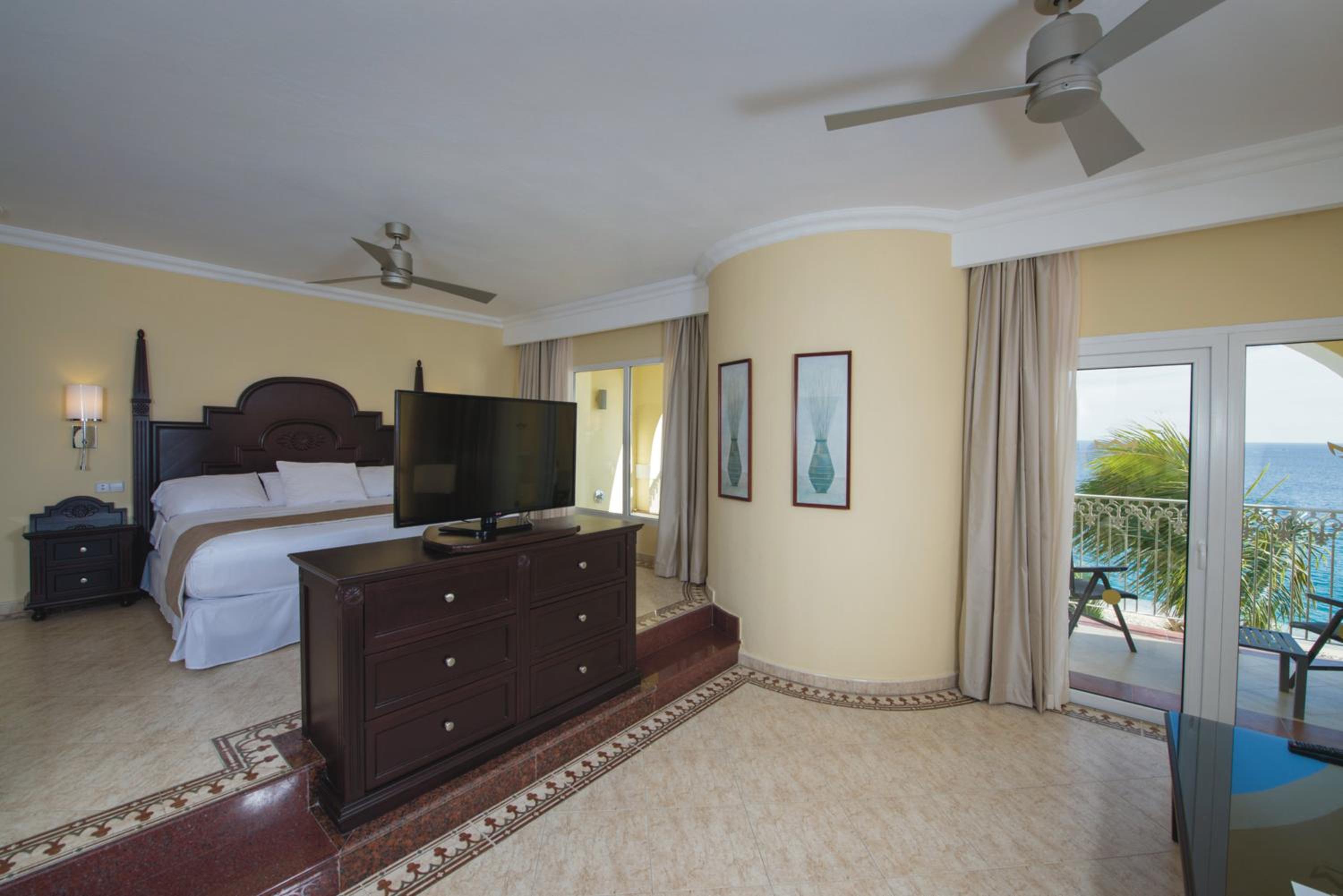 Suite with Hot Jacuzzi and Ocean View photo 3