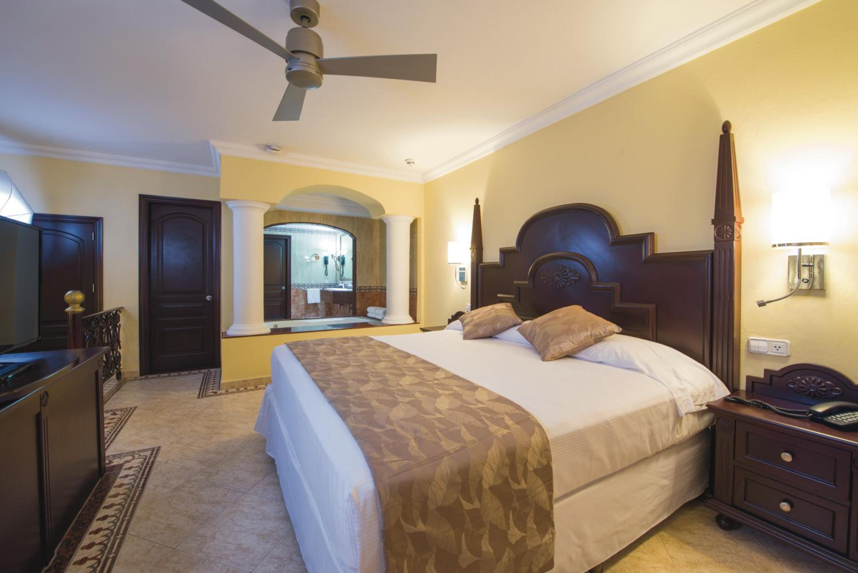 Suite with Hot Jacuzzi and Ocean View photo 2