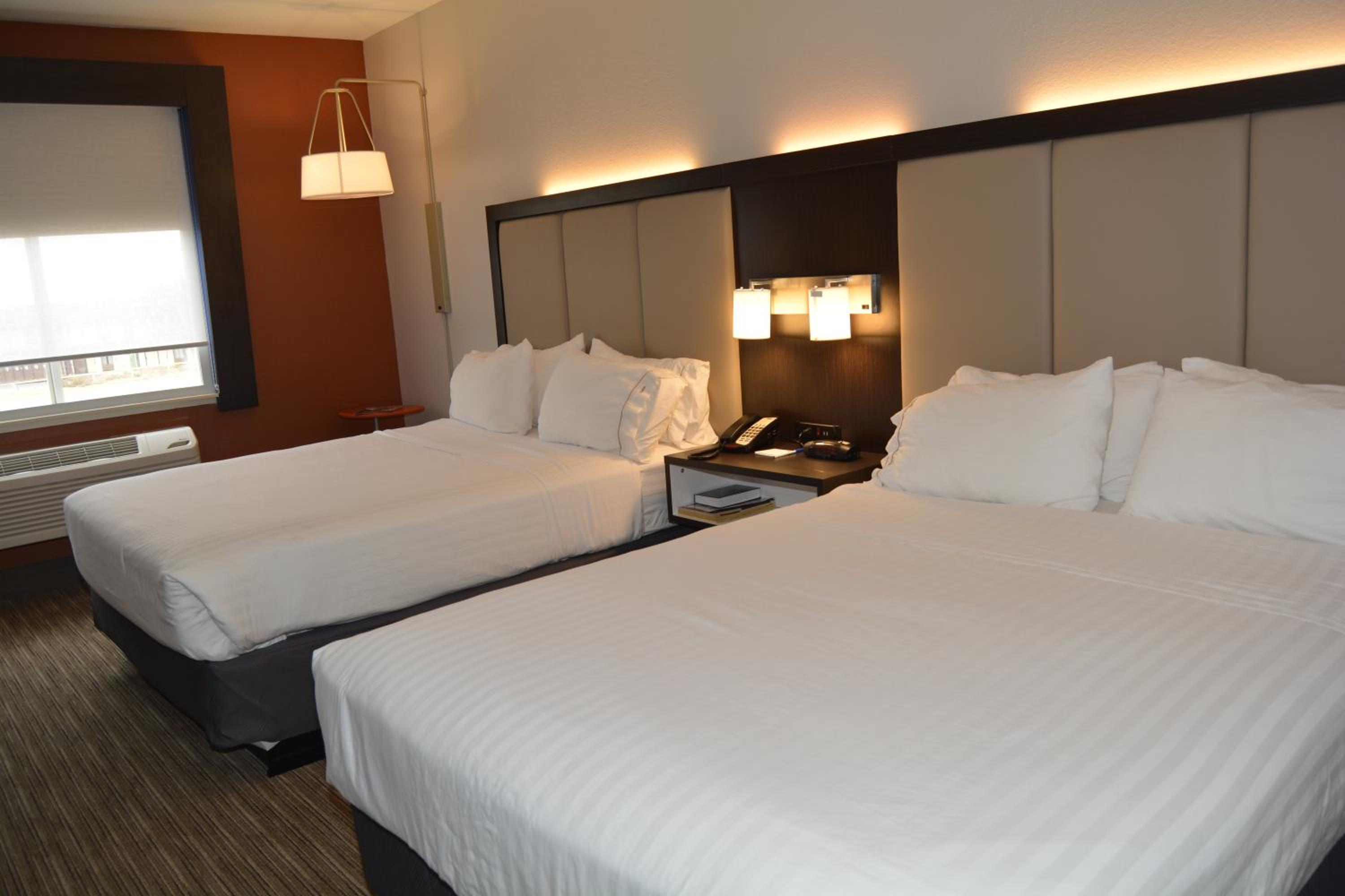 Standard Queen Room With Two Queen Beds And Mobility Accessible Tub - Photo 3