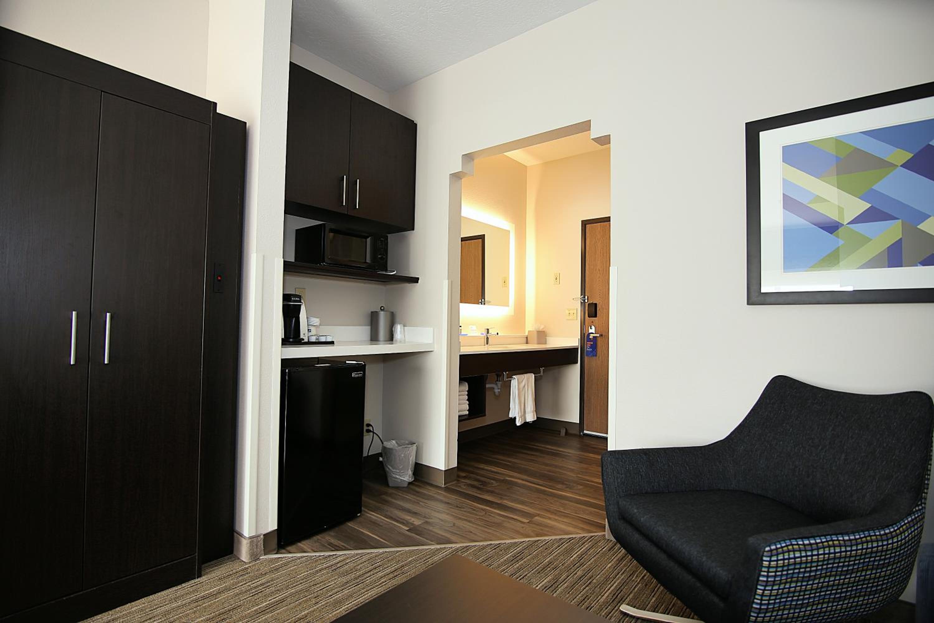 One-Bedroom King Suite - Photo 2