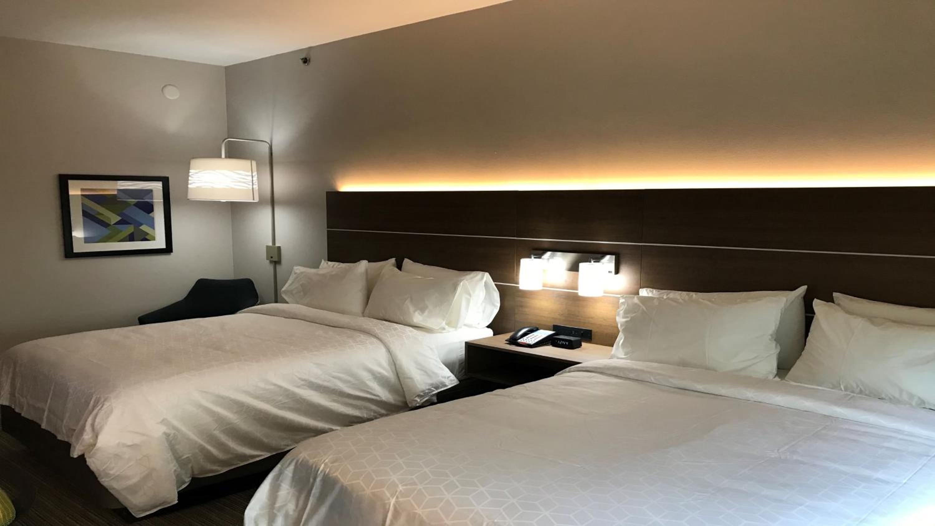Standard Room with Two Queen Beds - Photo 9