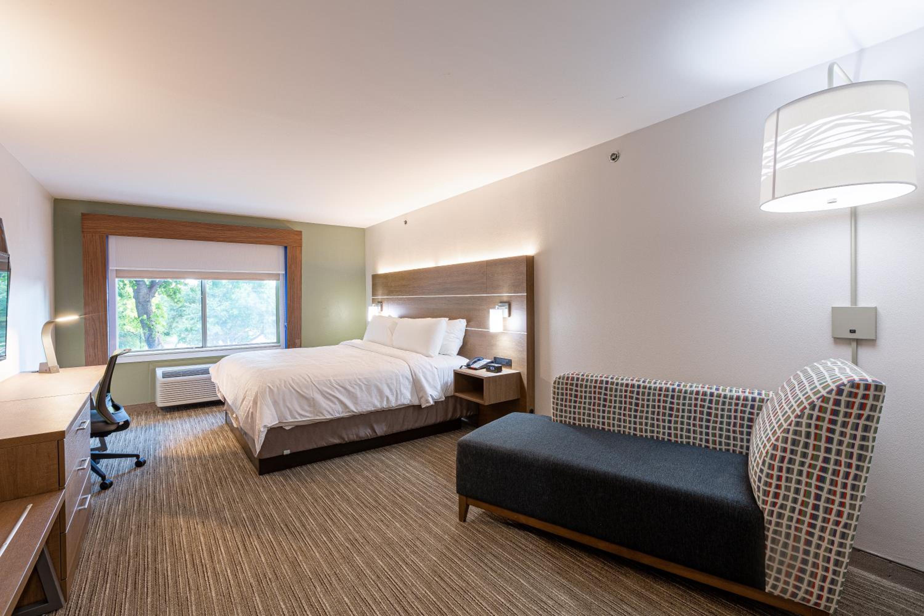 Standard King Room - Photo 6
