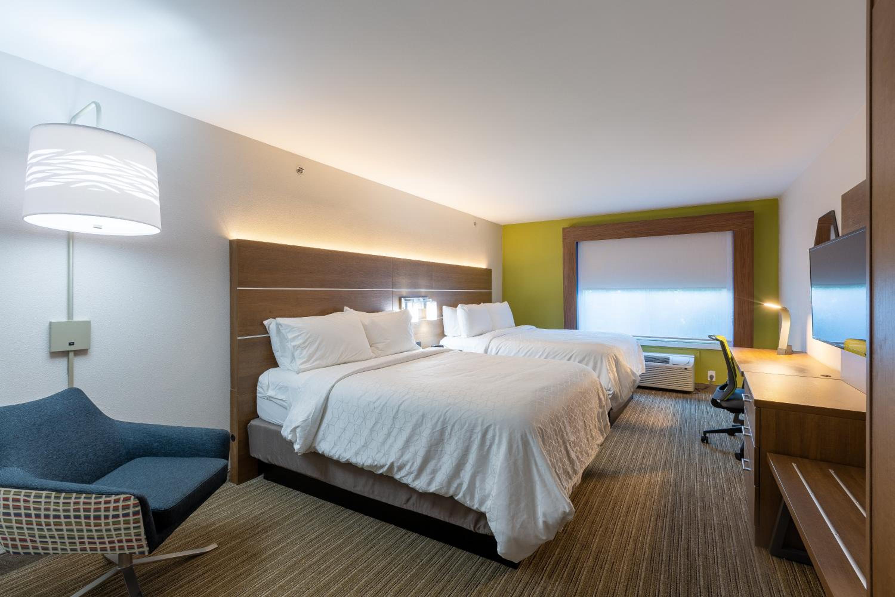 Standard Room with Two Queen Beds - Photo 5