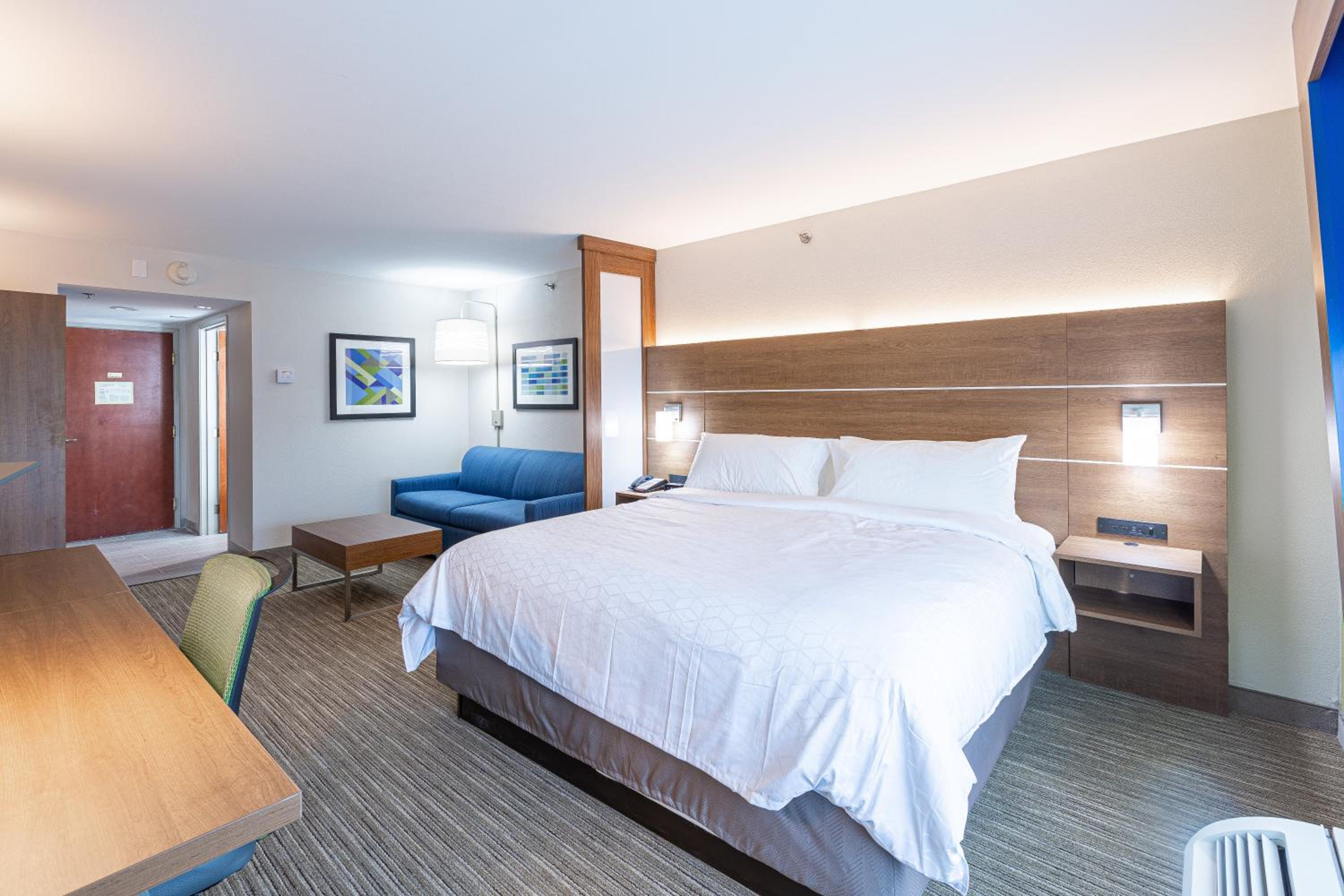 Standard King Room with Sofa Bed - Photo 9