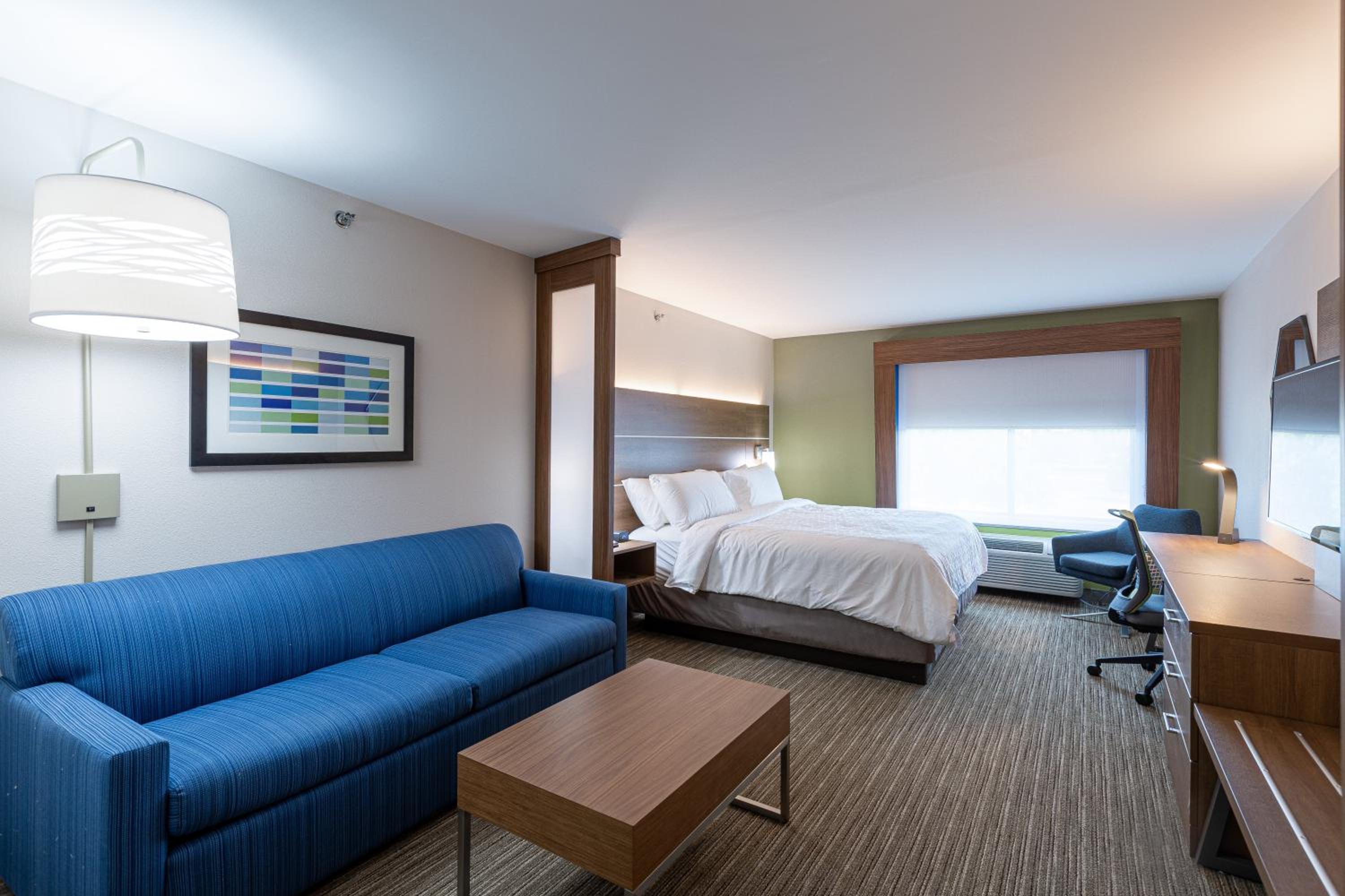 Standard King Room with Sofa Bed - Photo 2