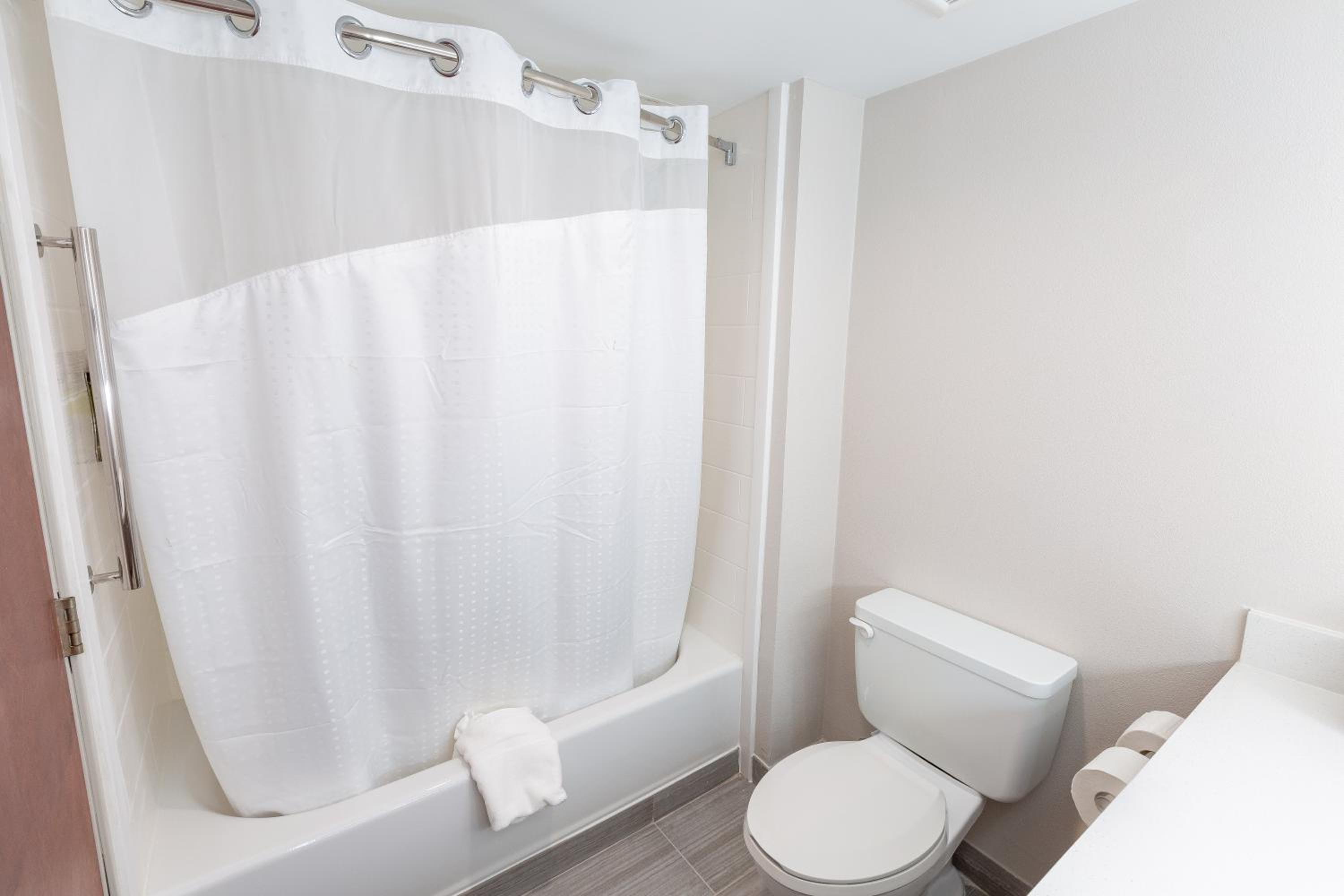 Standard King Room - Photo 7